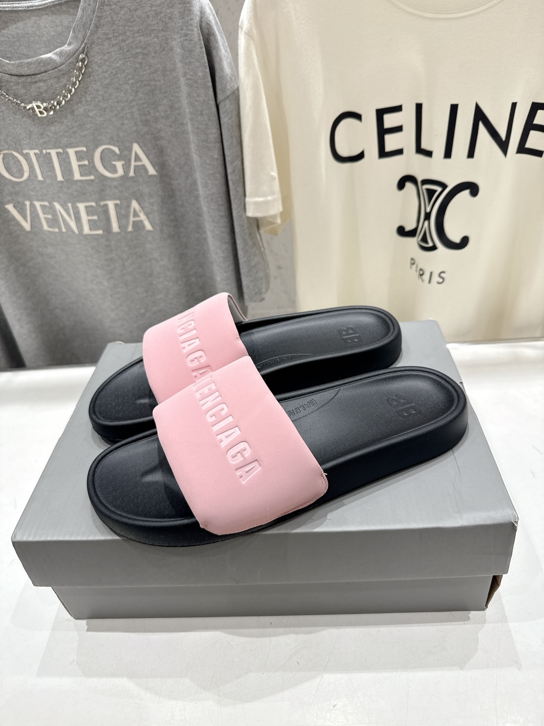 高版本出厂 Balenciaga* 巴黎世家F036 2026ss夏季新款平底沙滩拖鞋～高级感满满当当！