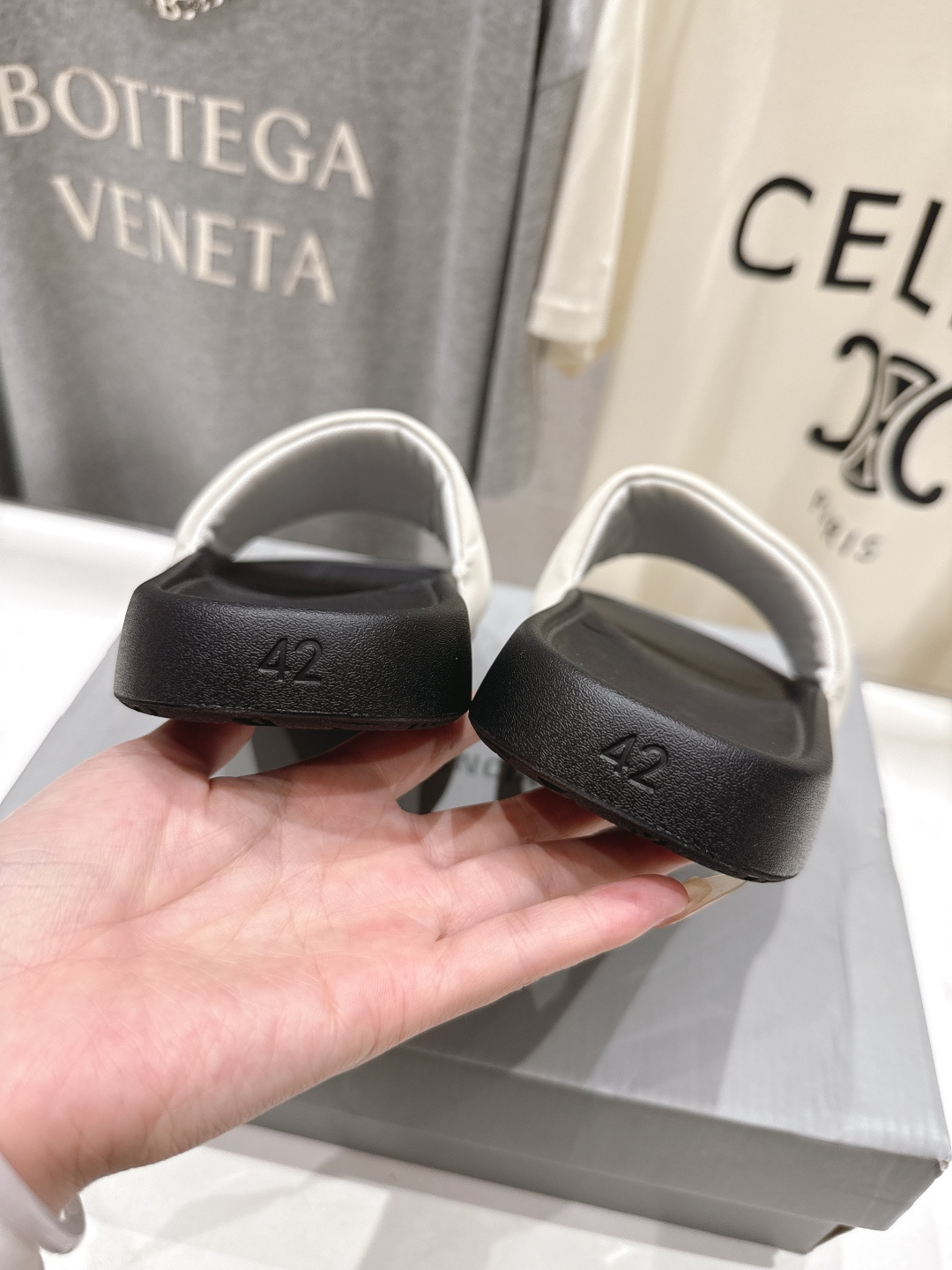 高版本出厂 Balenciaga* 巴黎世家F036 2026ss夏季新款平底沙滩拖鞋～高级感满满当当！