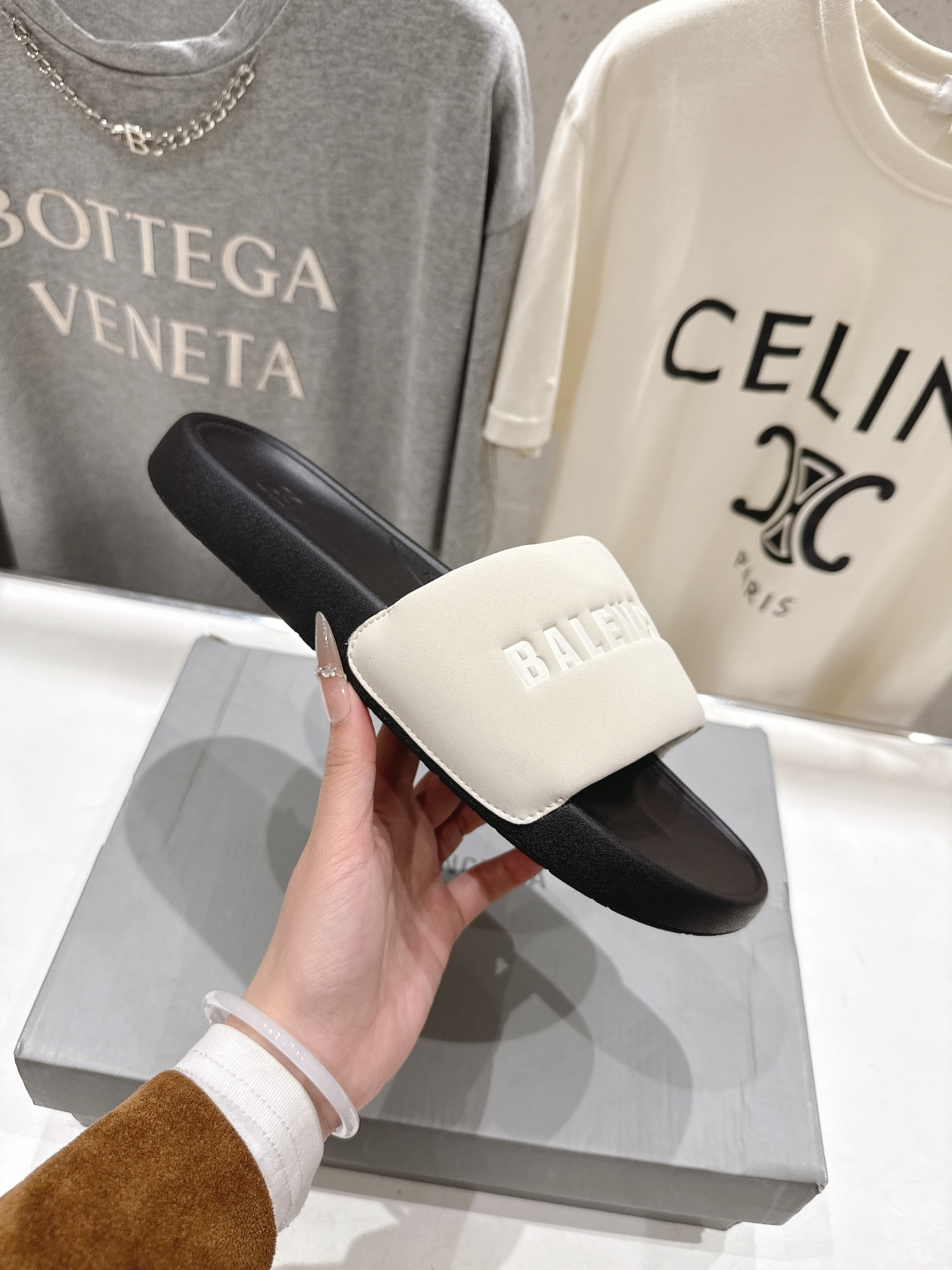 高版本出厂 Balenciaga* 巴黎世家F036 2026ss夏季新款平底沙滩拖鞋～高级感满满当当！