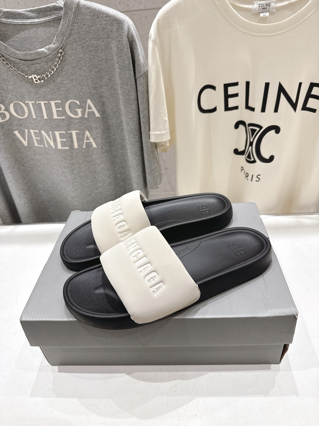 高版本出厂 Balenciaga* 巴黎世家F036 2026ss夏季新款平底沙滩拖鞋～高级感满满当当！