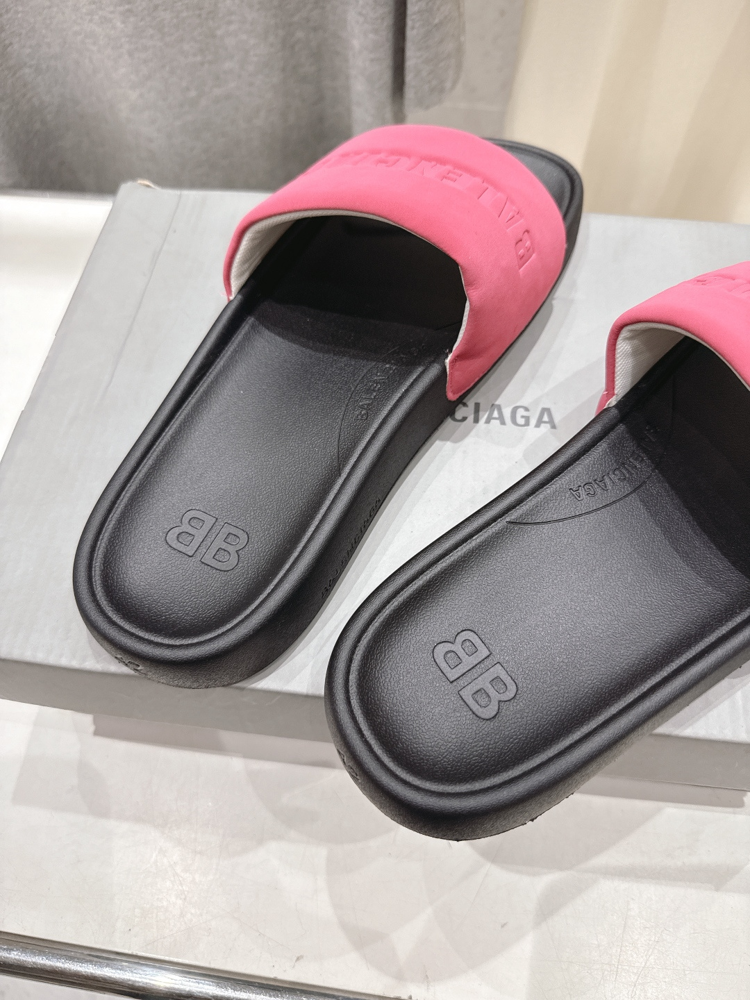 高版本出厂 Balenciaga* 巴黎世家F036 2026ss夏季新款平底沙滩拖鞋～高级感满满当当！