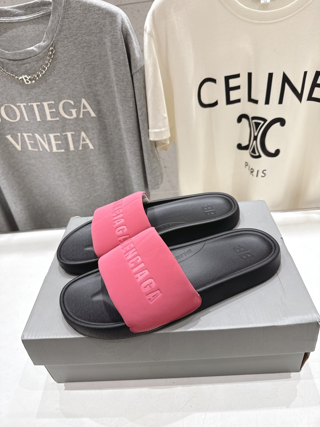 高版本出厂 Balenciaga* 巴黎世家F036 2026ss夏季新款平底沙滩拖鞋～高级感满满当当！