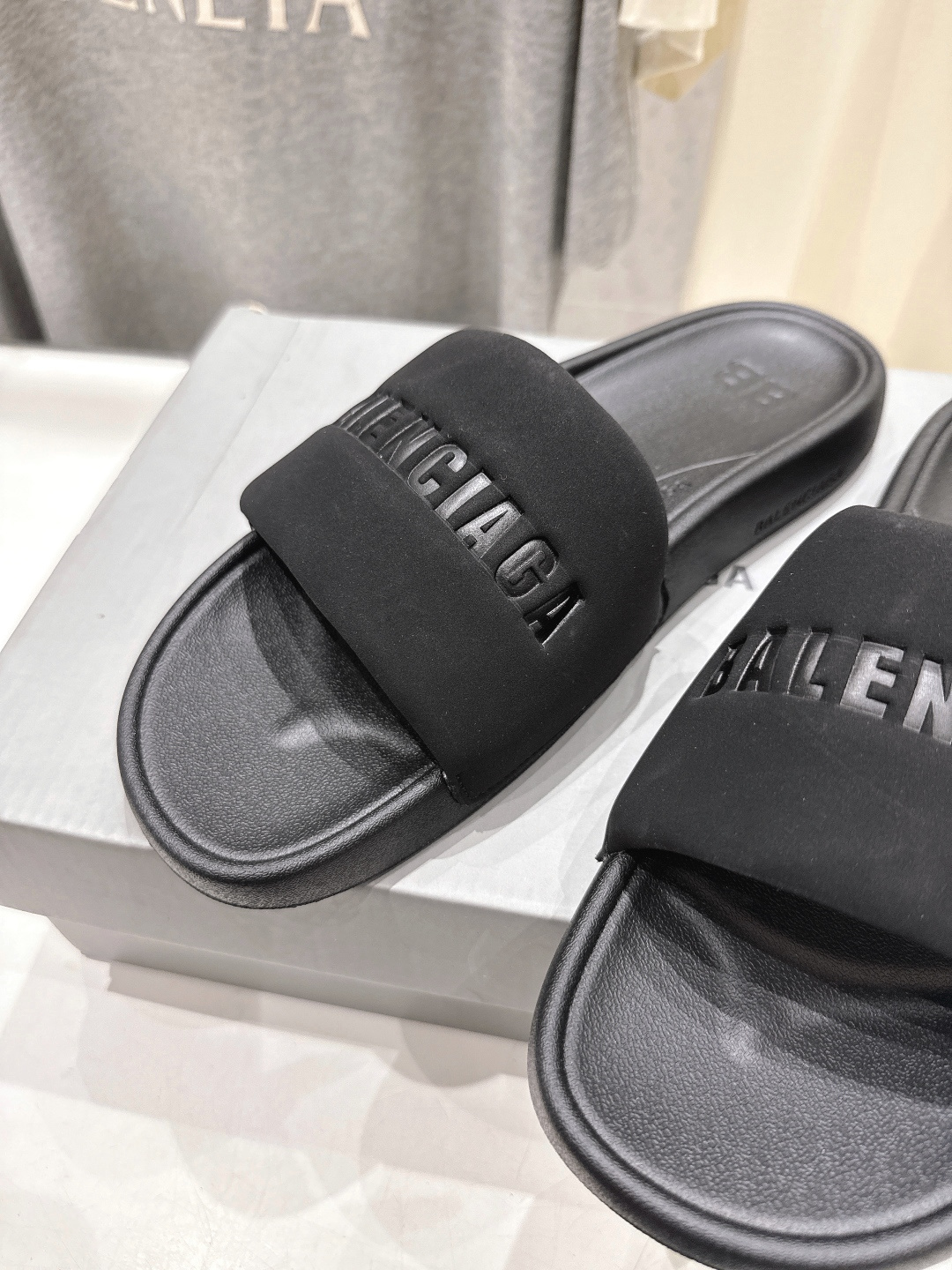 高版本出厂 Balenciaga* 巴黎世家F036 2026ss夏季新款平底沙滩拖鞋～高级感满满当当！