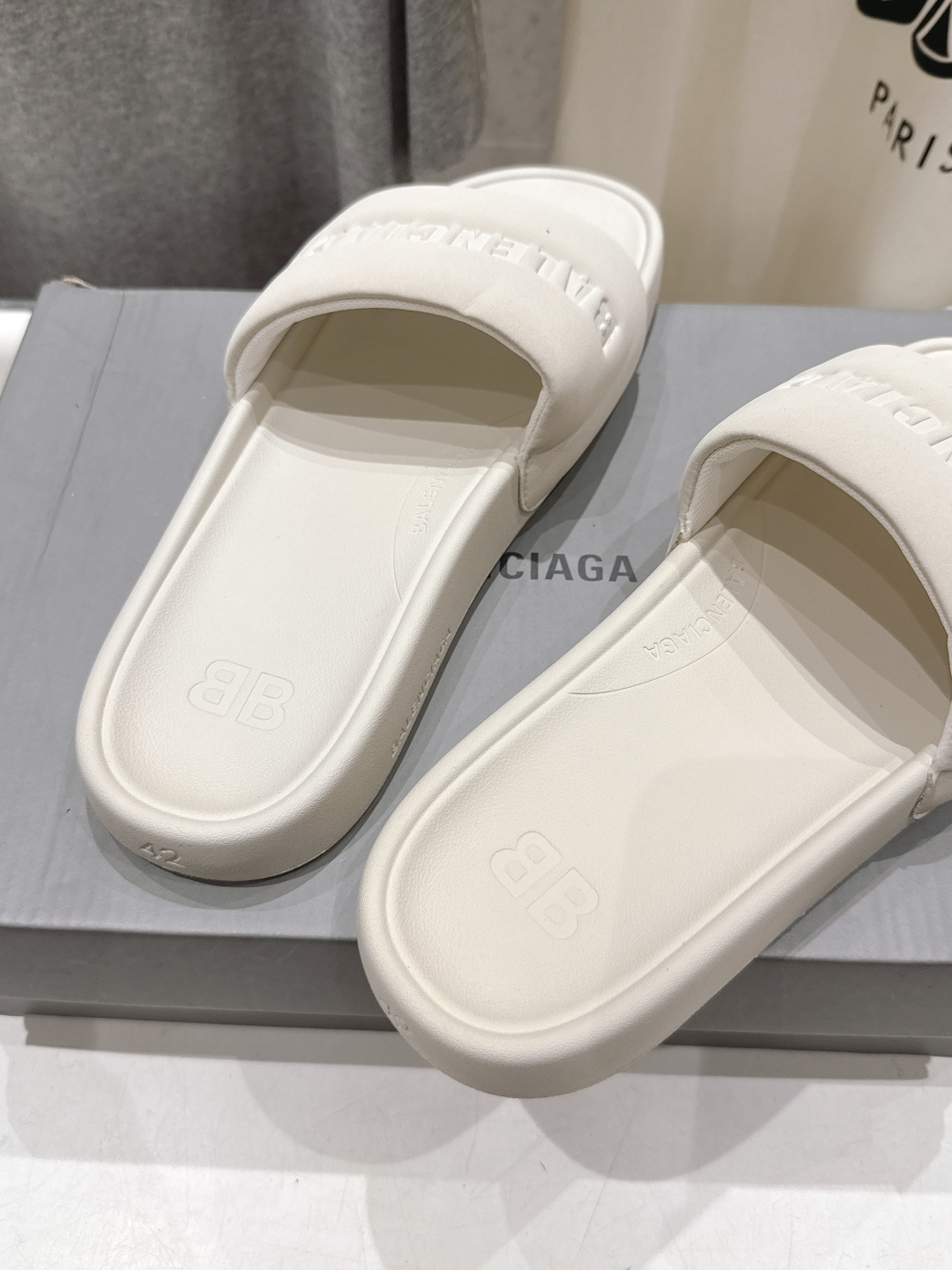 高版本出厂 Balenciaga* 巴黎世家F036 2026ss夏季新款平底沙滩拖鞋～高级感满满当当！