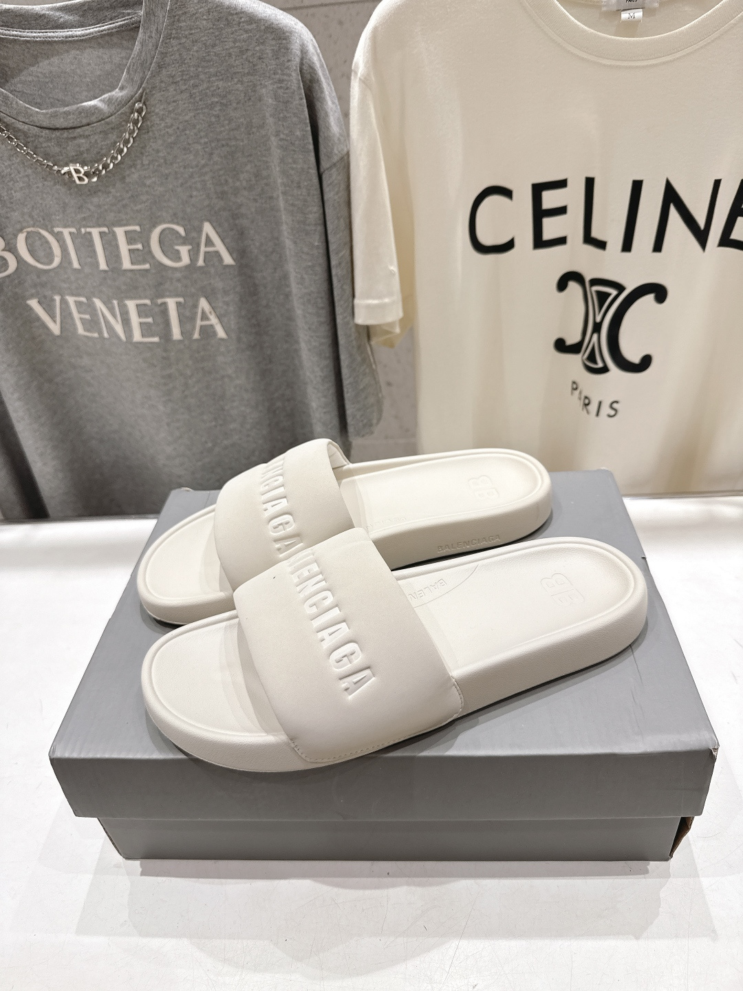 高版本出厂 Balenciaga* 巴黎世家F036 2026ss夏季新款平底沙滩拖鞋～高级感满满当当！