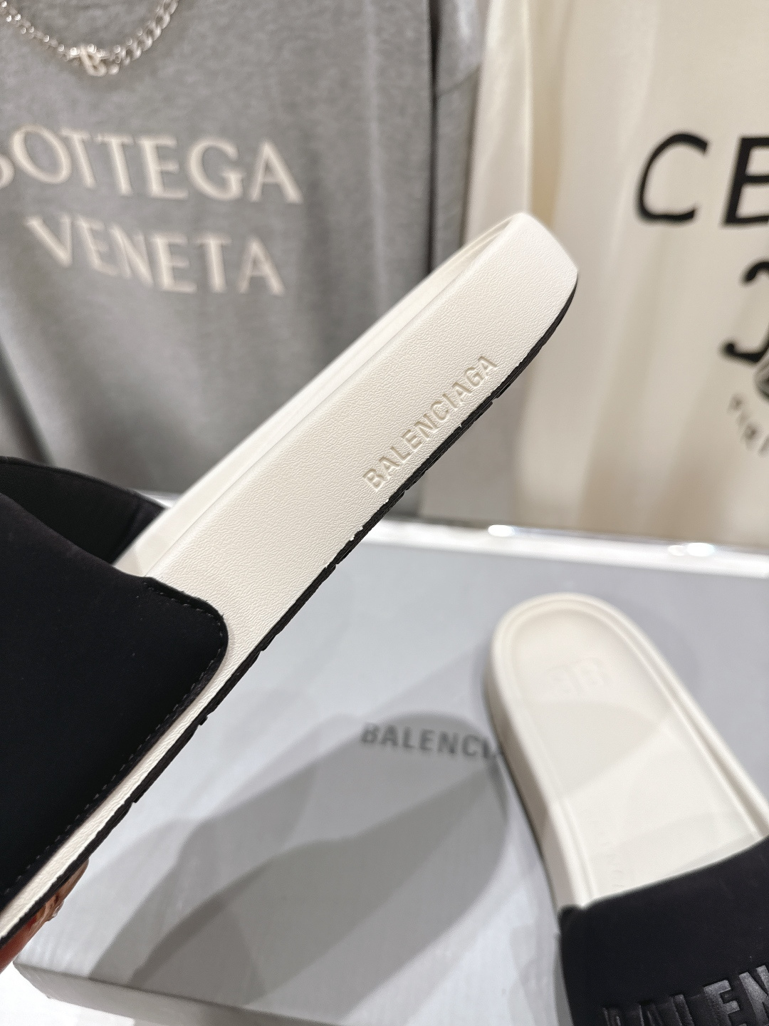 高版本出厂 Balenciaga* 巴黎世家F036 2026ss夏季新款平底沙滩拖鞋～高级感满满当当！