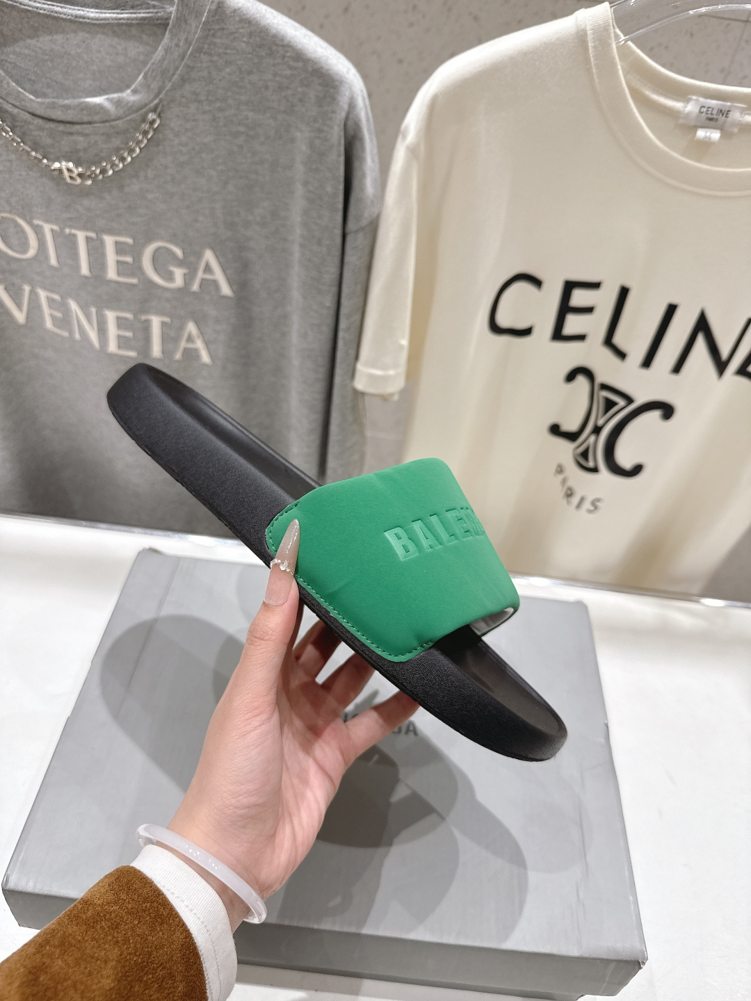 高版本出厂 Balenciaga* 巴黎世家F036 2026ss夏季新款平底沙滩拖鞋～高级感满满当当！