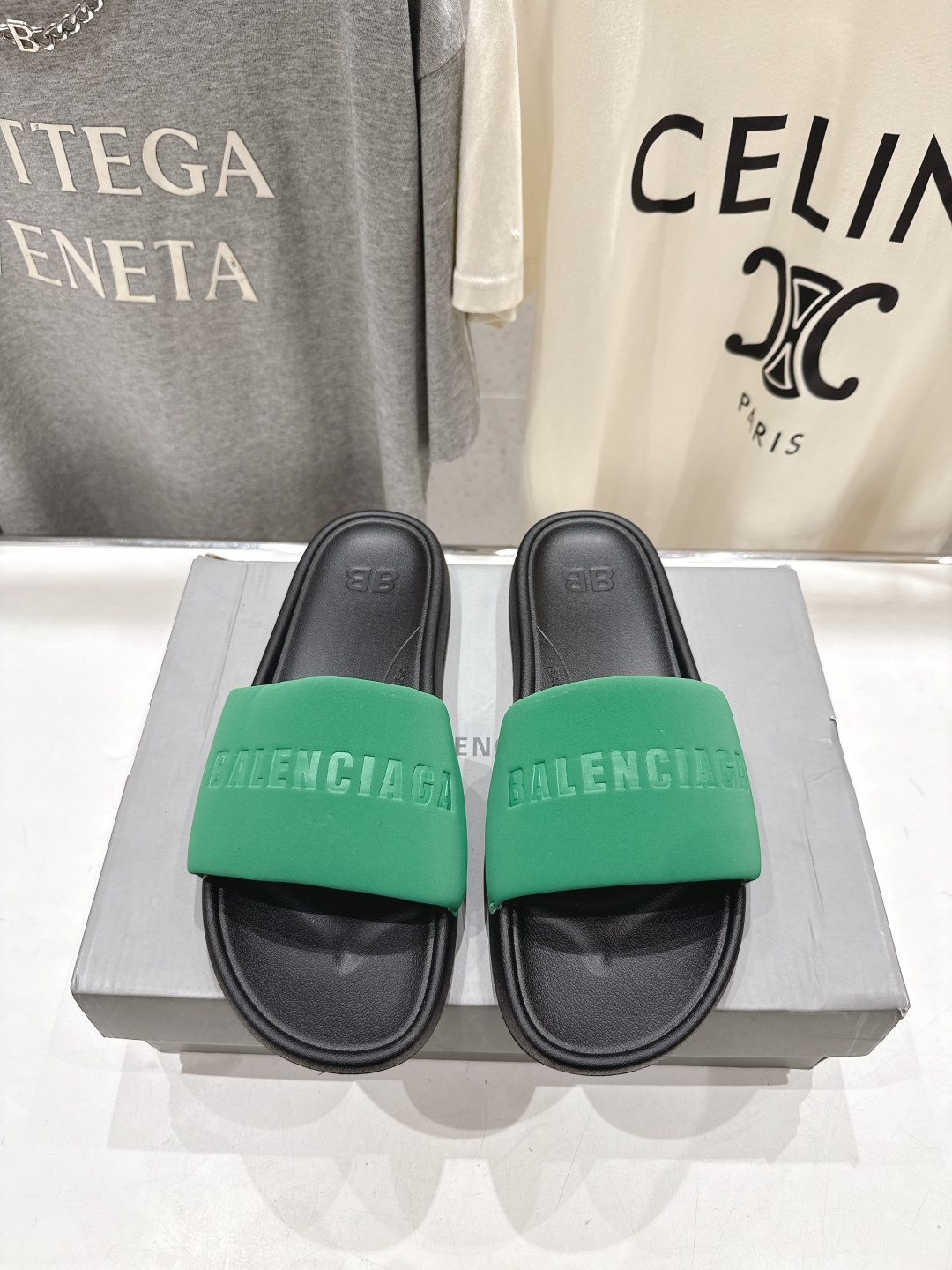NO:757777,High version Balenciaga* F036 2026ss new summer flat beach slippers ~ full of high-end feel!  European and American ladies, stars, Internet celebrity girls love this style. Fluffy and soft, skin-friendly and soft, a must-have for summer. Fashionable but not overly ostentatious. The fabric is original and customized, imported waterproof nubuck leather. The sole is original natural rubber, non-slip and wear-resistant. Size 36-42 (customized at 40.41.42). The latest original packaging of the packaging supporting counter, slippers, balenciaga, balenciaga, slippers.19860909高版本 Balenciaga* 巴黎世家F036 2026ss夏季新款平底沙滩拖鞋～ 高级感满满当当！ 欧美名媛 明星 网红girl 大爱款 蓬松柔软 亲肤柔软夏季必备款 时尚却不过分张扬 面料原版订制进口防水磨砂皮 鞋底原版天然橡胶防滑耐磨底 码数36-42（40.41.42订做） 包装配套专柜最新原包装,拖鞋,balenciaga,balenciaga,slippers,Women's Shoes