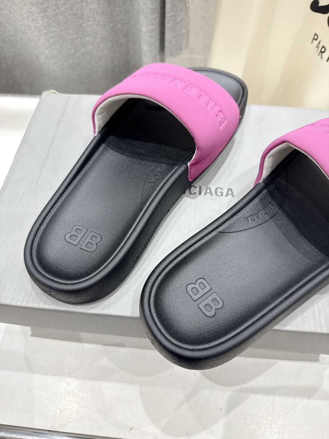 高版本出厂 Balenciaga* 巴黎世家F036 2026ss夏季新款平底沙滩拖鞋～高级感满满当当！