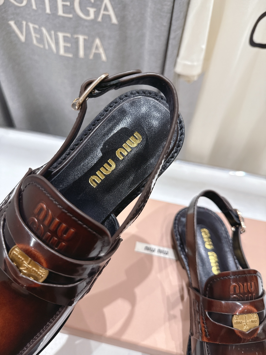 高版本出厂 MiuMiu/缪缪F049 2026ss春夏新款·幸运钱币系列后空半包乐福鞋凉鞋各路明星、小