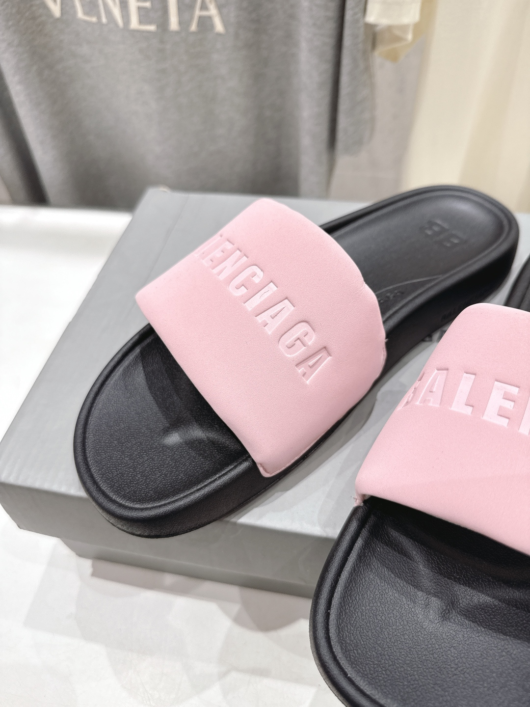 高版本出厂 Balenciaga* 巴黎世家F036 2026ss夏季新款平底沙滩拖鞋～高级感满满当当！