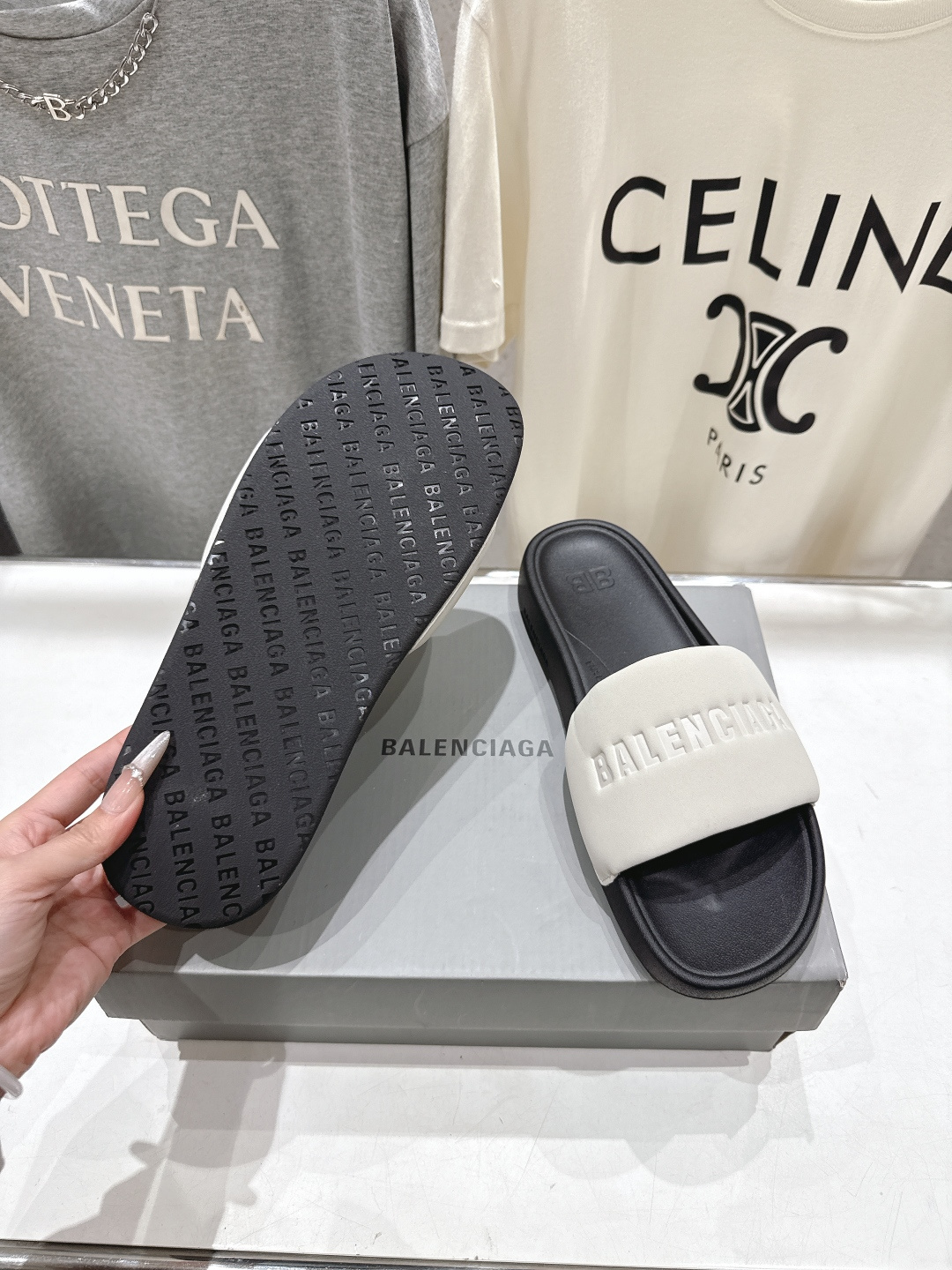 高版本出厂 Balenciaga* 巴黎世家F036 2026ss夏季新款平底沙滩拖鞋～高级感满满当当！