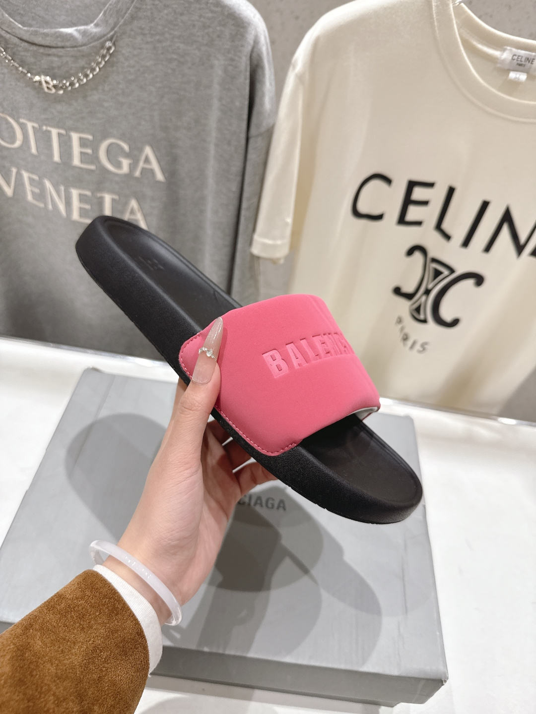 高版本出厂 Balenciaga* 巴黎世家F036 2026ss夏季新款平底沙滩拖鞋～高级感满满当当！