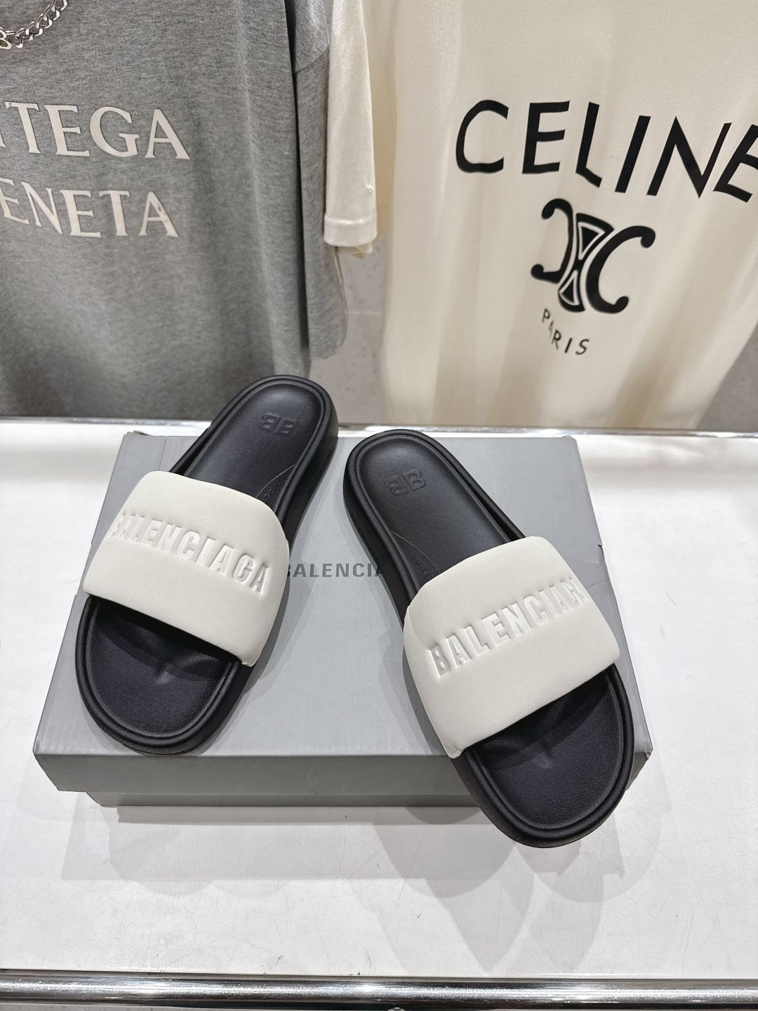 高版本出厂 Balenciaga* 巴黎世家F036 2026ss夏季新款平底沙滩拖鞋～高级感满满当当！