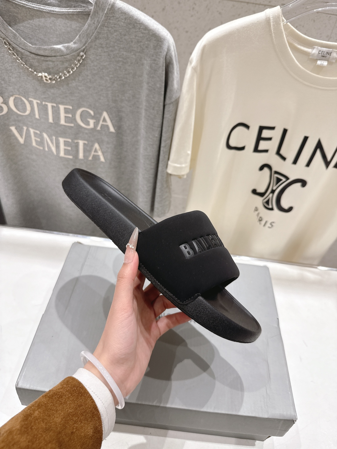 高版本出厂 Balenciaga* 巴黎世家F036 2026ss夏季新款平底沙滩拖鞋～高级感满满当当！