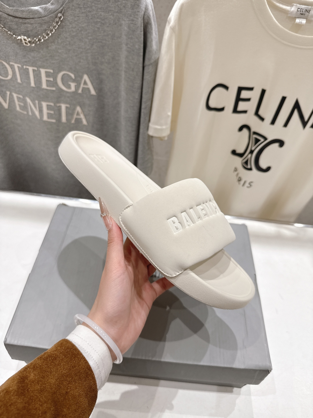 高版本出厂 Balenciaga* 巴黎世家F036 2026ss夏季新款平底沙滩拖鞋～高级感满满当当！