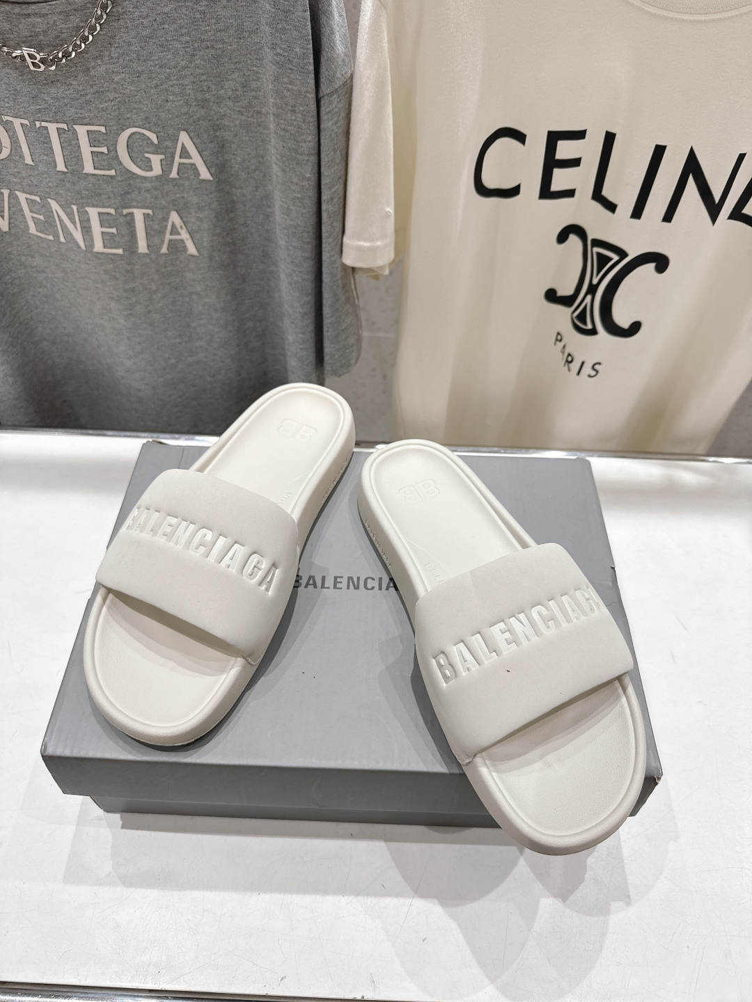 高版本出厂 Balenciaga* 巴黎世家F036 2026ss夏季新款平底沙滩拖鞋～高级感满满当当！