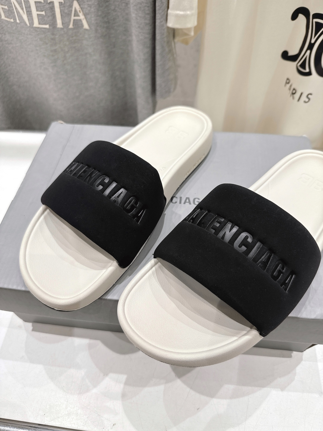 高版本出厂 Balenciaga* 巴黎世家F036 2026ss夏季新款平底沙滩拖鞋～高级感满满当当！