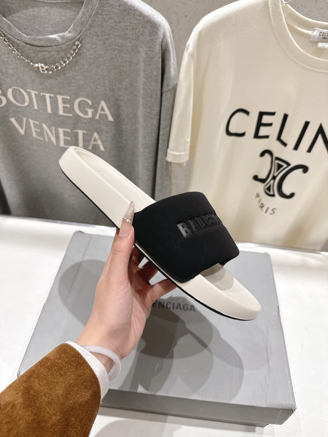 高版本出厂 Balenciaga* 巴黎世家F036 2026ss夏季新款平底沙滩拖鞋～高级感满满当当！