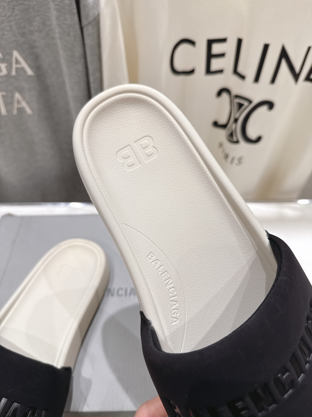 高版本出厂 Balenciaga* 巴黎世家F036 2026ss夏季新款平底沙滩拖鞋～高级感满满当当！