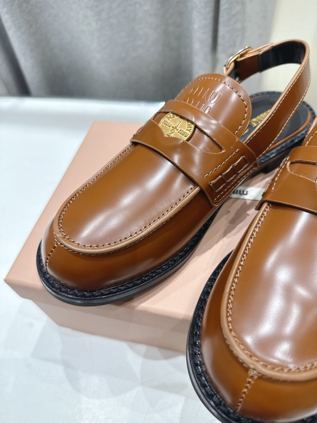 高版本出厂 MiuMiu/缪缪F049 2026ss春夏新款·幸运钱币系列后空半包乐福鞋凉鞋各路明星、小