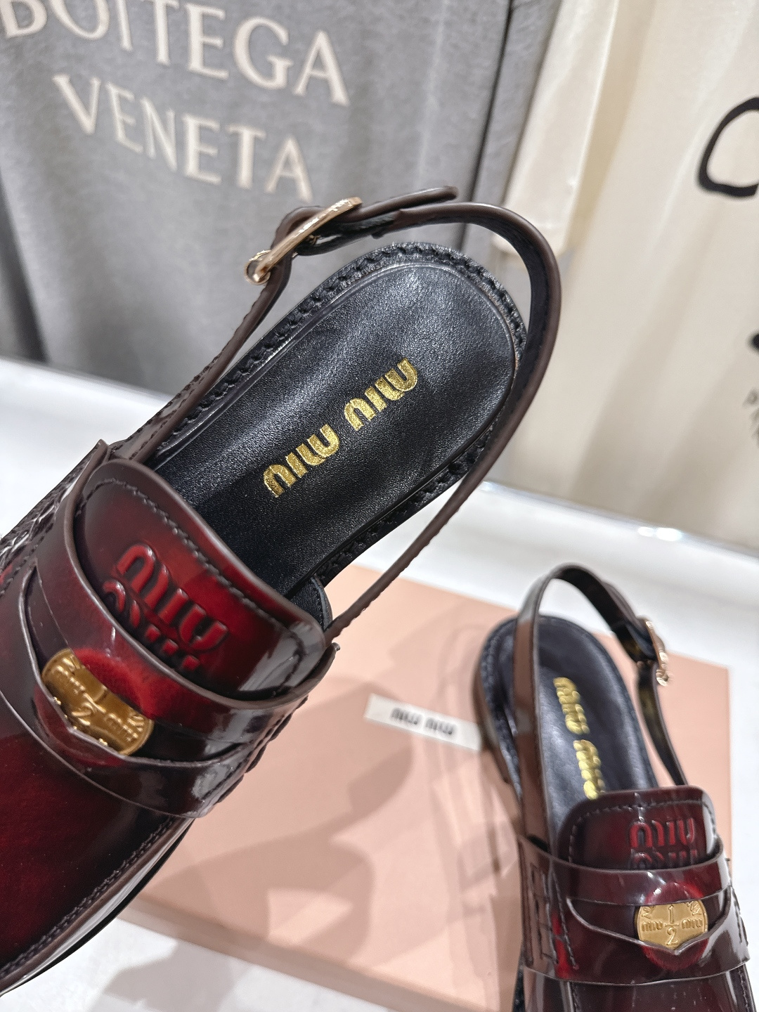 高版本出厂 MiuMiu/缪缪F049 2026ss春夏新款·幸运钱币系列后空半包乐福鞋凉鞋各路明星、小