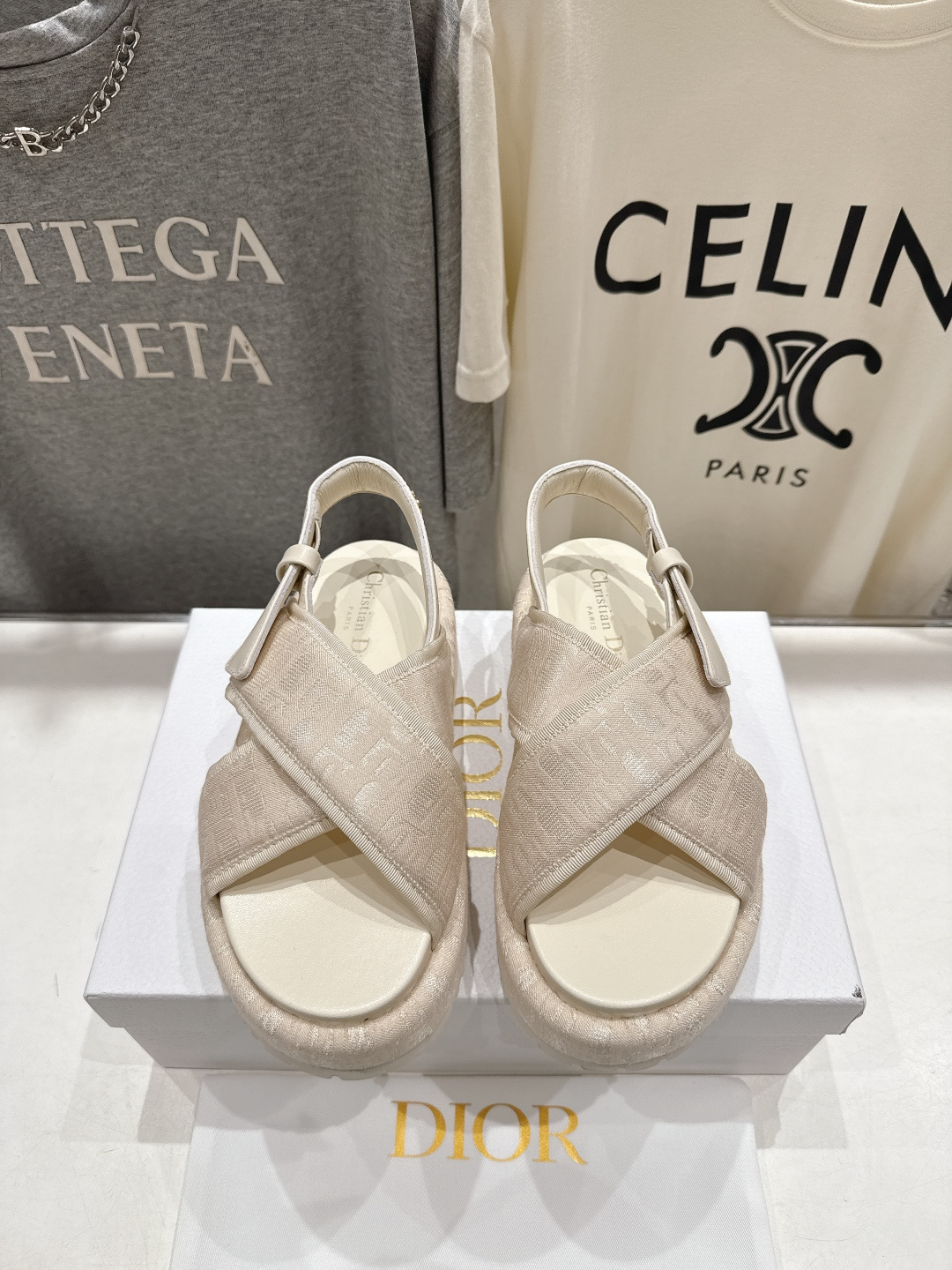 NO:747368,High version [high quality] Dior* Dior F019 D's new spring and summer 2026ss thick-soled platform beach sandals~ Classic version with an insole that fits the foot shape, made of extra light and comfortable special fabrics. The comfortable heel is decorated with a gold-finished metal D's logo. It can be matched with various styles to show your modern style. It is 100% comfortable!  Super good-looking on the feet, super versatile. Original imported fabric for the upper. Imported sheepskin lining for the outsole. Original TPU non-slip outsole. YB pattern printing. Complete package. Size 35-39 (40.41.42 custom-made, non-returnable). Slippers, sandals, dior, dior, dior, sandals, slippers, sheepskin.19860909高版本【高品质】Dior*迪奥F019 D家2026ss春夏新款厚底防水台沙滩凉鞋～ 经典版型 搭配贴合脚型的内底,采用格外轻盈、舒适的特殊面料制作.舒适后跟饰以金色饰面金属D家logo标志.可搭配各式造型,彰显摩登风范.舒适度百分百！上脚超好看,超百搭 鞋面原版进口面料 内里进口羊皮 大底原版TPU防滑大底 YB打版 全套包装 码数35－39(40.41.42订做不退换),拖鞋凉鞋,dior,dior,dior,sandals,slippers,sheepskin,Women's Shoes