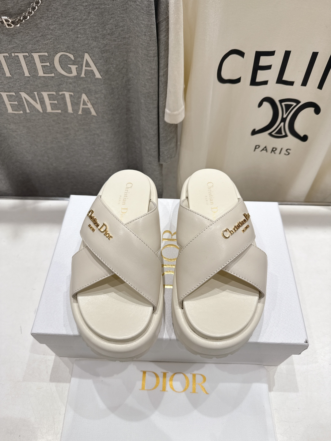 NO:747371,High version [high quality] Dior* Dior F019 D's new spring and summer 2026ss thick-soled platform beach slippers ~ Classic version with an insole that fits the foot shape, made of extra light and comfortable special fabrics. The comfortable heel is decorated with a gold-finished metal D's logo. It can be matched with various styles to show your modern style. It is 100% comfortable!  Super good-looking on the feet, super versatile. Original imported fabric for the upper. Imported sheepskin lining for the outsole. Original TPU non-slip outsole. YB pattern printing. Complete package. Size 35-39 (40.41 custom-made, non-returnable). Slippers, sandals, dior, dior, dior, sandals, slippers, sheepskin.19860909高版本【高品质】Dior*迪奥F019 D家2026ss春夏新款厚底防水台沙滩拖鞋～ 经典版型 搭配贴合脚型的内底,采用格外轻盈、舒适的特殊面料制作.舒适后跟饰以金色饰面金属D家logo标志.可搭配各式造型,彰显摩登风范.舒适度百分百！上脚超好看,超百搭 鞋面原版进口面料 内里进口羊皮 大底原版TPU防滑大底 YB打版 全套包装 码数35－39(40.41订做不退换),拖鞋凉鞋,dior,dior,dior,sandals,slippers,sheepskin,Women's Shoes