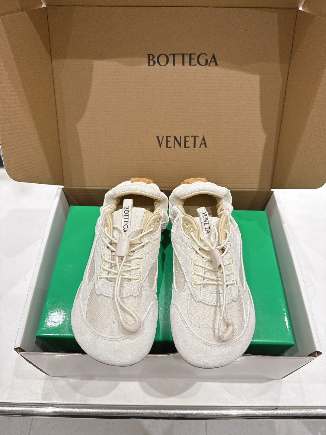 NO:747374,High version Bottega Veneta/BV F028 2026ss latest IVULCAN series casual sports shoes moral training shoes. The top version is purchased from the original version for development and production. The same style as the BV summer creative director Matthieu Blazy's show. The spliced ​​upper of canvas and suede cowhide + BV regular small round toe design. It really doesn't have a sense of design, simple design, can be worn in all seasons!  The foot feels very comfortable. The fabric is original imported high-density canvas + high mercerized cow suede. The lining is imported sheepskin. The sole is original open-molded outsole. Size 35-40 (custom-made 40 non-returnable), casual shoes/sports shoes, bottega veneta, bottega veneta, sneakers, cowhide, sheepskin19860909高版本  Bottega Veneta/BV F028 2026ss最新IVULCAN系列休闲运动鞋德训鞋 顶级版本原版购入开发做货 BV summer创意总监Matthieu Blazy秀场同款,帆布与反绒牛皮的拼接鞋面＋BV规则小圆头设计,真的不要太有设计感,简约设计,四季都能穿！脚感贼舒服 面料原版进口高密度帆布+高丝光牛反绒 内里进口羊皮 鞋底原版开模大底 码数35-40（40订做不退换）,休闲鞋/运动鞋,bottega veneta,bottega veneta,sneakers,cowhide,sheepskin,Women's Shoes