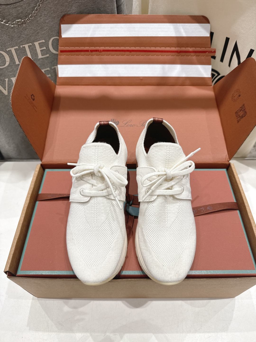 NO:747377,High version Loro Piana* Nuoyou Piana LP F063 Walk Wish new fly woven surface casual sports shoes, top quality~ Imported fly woven stitching leather casual shoes. This sports shoe redefines the iconic LP from a modern perspective, using a new shape and wider silhouette design to create an extraordinary comfortable wearing experience. The ultra-light sole creates a charming modern aesthetic and is very comfortable to wear. It is sold in a full package at the counter~ Imported wool fly woven upper + first layer of cowhide original open mold outsole  Very light, size 35~41 (40.41 custom-made, non-returnable), casual shoes/sports shoes, loro piana, loro piana, sneakers, cowhide19860909高版本  Loro Piana*诺悠翩雅LP F063 Walk Wish 新款飞织面休闲运动鞋 顶级品质～ 进口飞织拼接皮革休闲鞋 这款运动鞋以现代视角重新定义标志性 LP,采用全新外形和更宽大的廓形设计,营造超凡舒适的穿着体验.超轻鞋底营造迷人的现代美感,穿着非常有舒适感,专柜全套包装发售～ 进口羊毛飞织鞋面+头层牛皮 原版开模大底 非常轻盈 码数35～41（40.41定做不退换）,休闲鞋/运动鞋,loro piana,loro piana,sneakers,cowhide,Women's Shoes