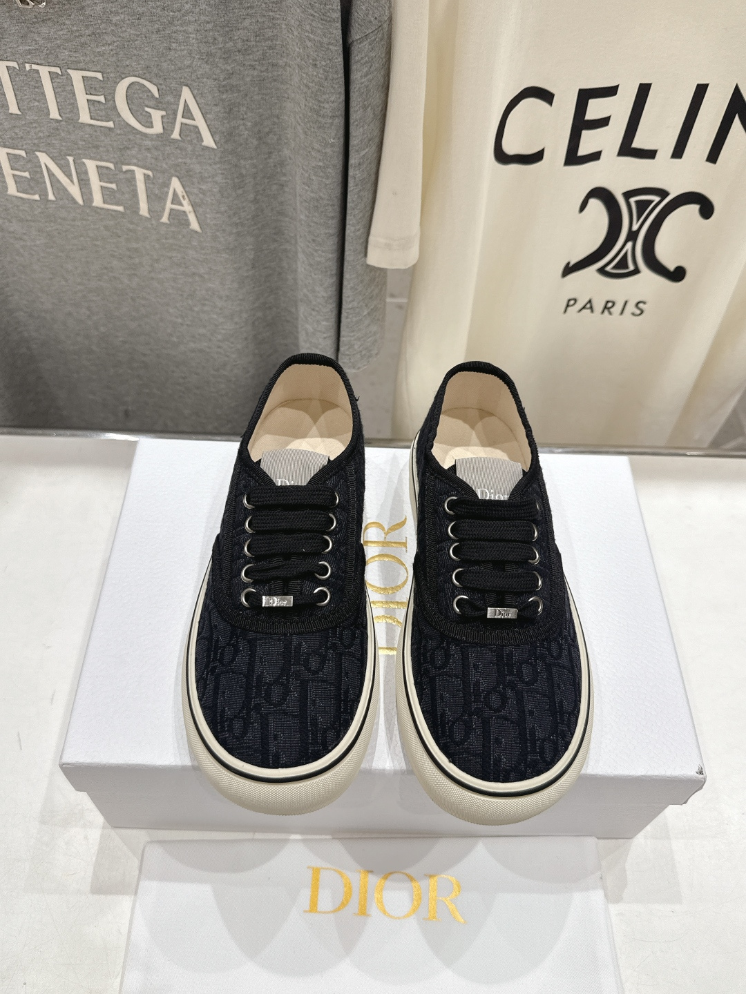 NO:747362,High version Dior/Dior D Home F019 2026ss new lace-up fashionable embroidered casual shoes. The original version was purchased, developed and manufactured, and carefully made. The embroidery style of the upper is super fashionable, and the details also add a touch of elegance. The light sole is extremely comfortable on the foot, and the unique design of the lace border further highlights the elegant charm of women. Fabric: Original custom embroidered fabric Lining: Breathable cloth Outsole: Original exclusive molded outsole Size:  35-40 (40.41 custom-made, non-refundable), casual shoes/sports shoes, dior, dior, dior, sneakers19860909高版本  Dior/迪奥D家F019 2026ss新款系带时尚刺绣休闲鞋 原版购入开发做货,精心制作.鞋面刺绣风格搭配超级时尚,细节也增添了一丝优雅气质.轻盈的鞋底上脚舒适非凡,蕾花围边的独特设计更加彰显女性优雅的魅力. 面料: 原版定制刺绣面料 内里: 透气布面 大底: 原版独家开模大底 Size: 35-40（40.41订做不退换）,休闲鞋/运动鞋,dior,dior,dior,sneakers,Women's Shoes