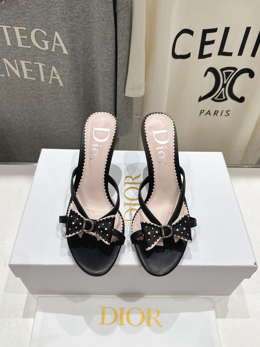 NO:747353,High version Dior* Dior 2026ss F031 summer new bow high-heeled slippers are full of princess style, the color is very flattering to the skin tone, and the charming retro beauty is a summer must-have item, whether it is for work or daily wear, it is absolutely full of freshness. The upper is imported mixed sheepskin, and the lining is sheepskin. The outsole is imported Italian genuine leather. The heel height is 8.0cm. The size is 35-39 (40 41).  42 Customized (no return or exchange), high heels and slippers, dior, dior, high heels, slippers, sheepskin, Leather soles19860909高版本 Dior*迪奥2026ss F031夏季新款蝴蝶结高跟拖鞋公主范十足,颜色非常抬肤色,迷人的复古美感 夏季必备单品,无论是上班还是平时穿着,绝对是满满的清新感 鞋面进口混种羊皮 内里羊皮内里 大底进口意大利真皮大底 跟高8.0cm 码数35-39（40 41 42定做不退换）,高跟鞋拖鞋,dior,dior,high heels,slippers,sheepskin,Leather soles,Women's Shoes