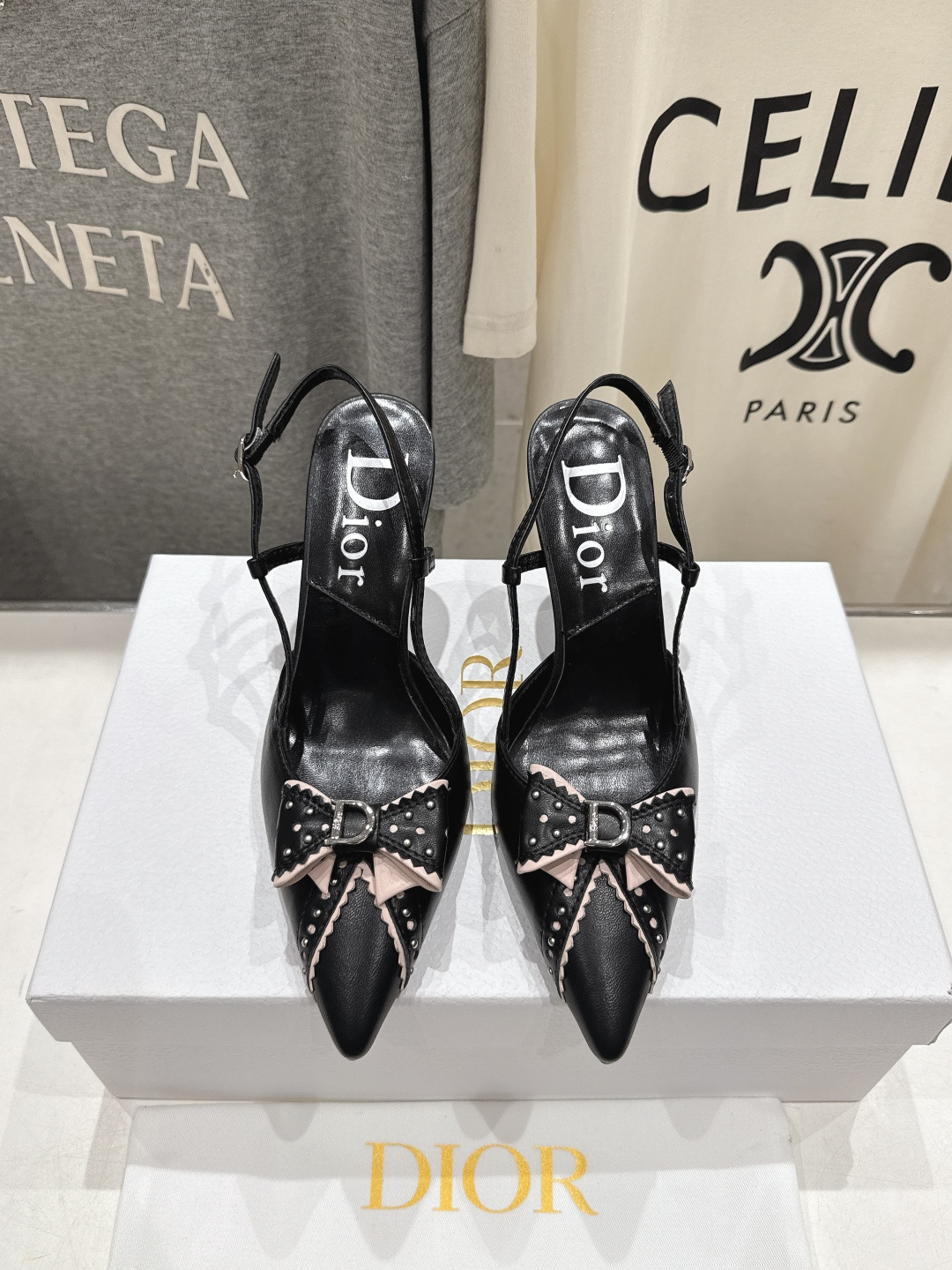 NO:747356,High version Dior* Dior F031 2026ss summer new bow high heels and sandals. Full of princess style, the color is very flattering to the skin tone, charming retro beauty. A must-have item for summer, whether it is for work or daily wear, it is absolutely full of fashion. The upper is imported mixed sheepskin, and the lining is sheepskin. The outsole is imported Italian genuine leather. The heel height is 8.0cm. The size is 35-39 (40 41).  42 Customized (non-refundable), high heels and slippers, dior, dior, sandals, high heels, slippers, sheepskin, Leather soles19860909高版本 Dior*迪奥F031 2026ss夏季新款蝴蝶结高跟鞋凉鞋 公主范十足,颜色非常抬肤色,迷人的复古美感 夏季必备单品,无论是上班还是平时穿着,绝对是满满的时尚感 鞋面进口混种羊皮 内里羊皮内里 大底进口意大利真皮大底 跟高8.0cm 码数35-39（40 41 42定做不退换）,高跟鞋拖鞋,dior,dior,sandals,high heels,slippers,sheepskin,Leather soles,Women's Shoes