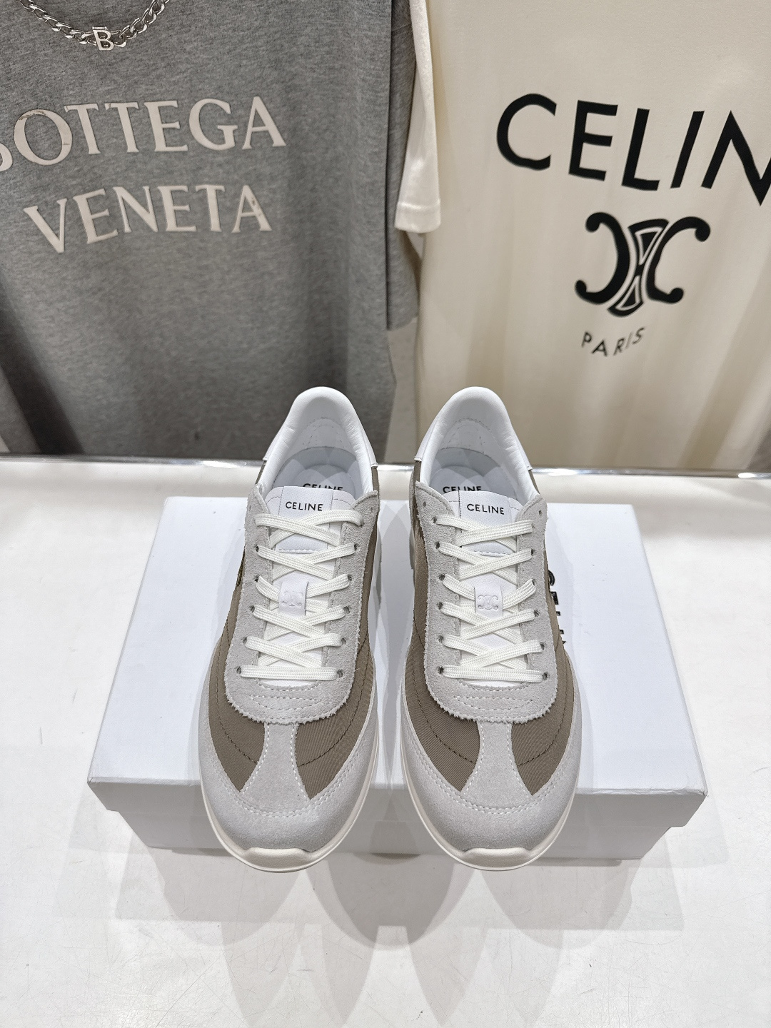 NO:757781,High version CELINE* Celine F0376 2026ss new logo lace-up Forrest Gump casual sports shoes white shoes Simple and comfortable, clean and neat, versatile and slim legs, whether worn alone or paired with wide-leg pants, it is very easy to match, high street and retro together to make CELINE girls. The upper is imported first-layer cowhide, the lining is sheepskin, and the outsole is original 1:1 molded outsole.  Size 35-41 (40.41 custom-made, non-returnable), casual shoes/sports shoes, celine, celine, sneakers, cowhide, sheepskin19860909高版本  CELINE*思琳赛琳F0376 2026ss新款徽标系带阿甘鞋休闲运动鞋小白鞋 简单舒服,干净利落,百搭显腿细,无论是单穿还是搭配阔腿裤,都非常好搭,高街又复古一起来做CELINE女孩 鞋面进口头层牛皮 内里羊皮内里 大底原版1:1开模大底 码数35-41（40.41订做不退换）,休闲鞋/运动鞋,celine,celine,sneakers,cowhide,sheepskin,Women's Shoes