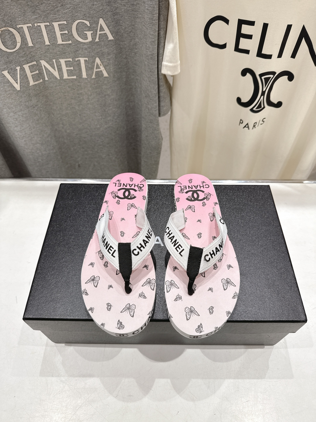 NO:757718,High version Chanel*Chanel F036 Xiaoxiang 2026ss new summer flip-flops flip-flops beach slippers 2026 summer hot style irresistibly cute!  A pair of slippers, one summer, little jioya looks inexplicably cute!  Casual and natural, but also highlighting the brand characteristics, full of high-end sense... Fabrics original custom fabrics soles original molded outsole Size: 35-39 (40.41.42 custom-made non-returnable), split-toe shoes, chanel, chanel, slippers19860909高版本 Chanel*香奈儿F036 小香2026ss夏季新款人字拖夹脚沙滩拖鞋 2026夏季爆款无法抗拒的可爱！ 一双拖鞋 一个夏天 穿上小jio丫莫名的可爱 ！随性自然,又彰显品牌特色,满满的高级感... 面料原版定制布料 鞋底原版开模大底 Size:35-39（40.41.42订做不退换）,分趾鞋,chanel,chanel,slippers,Women's Shoes