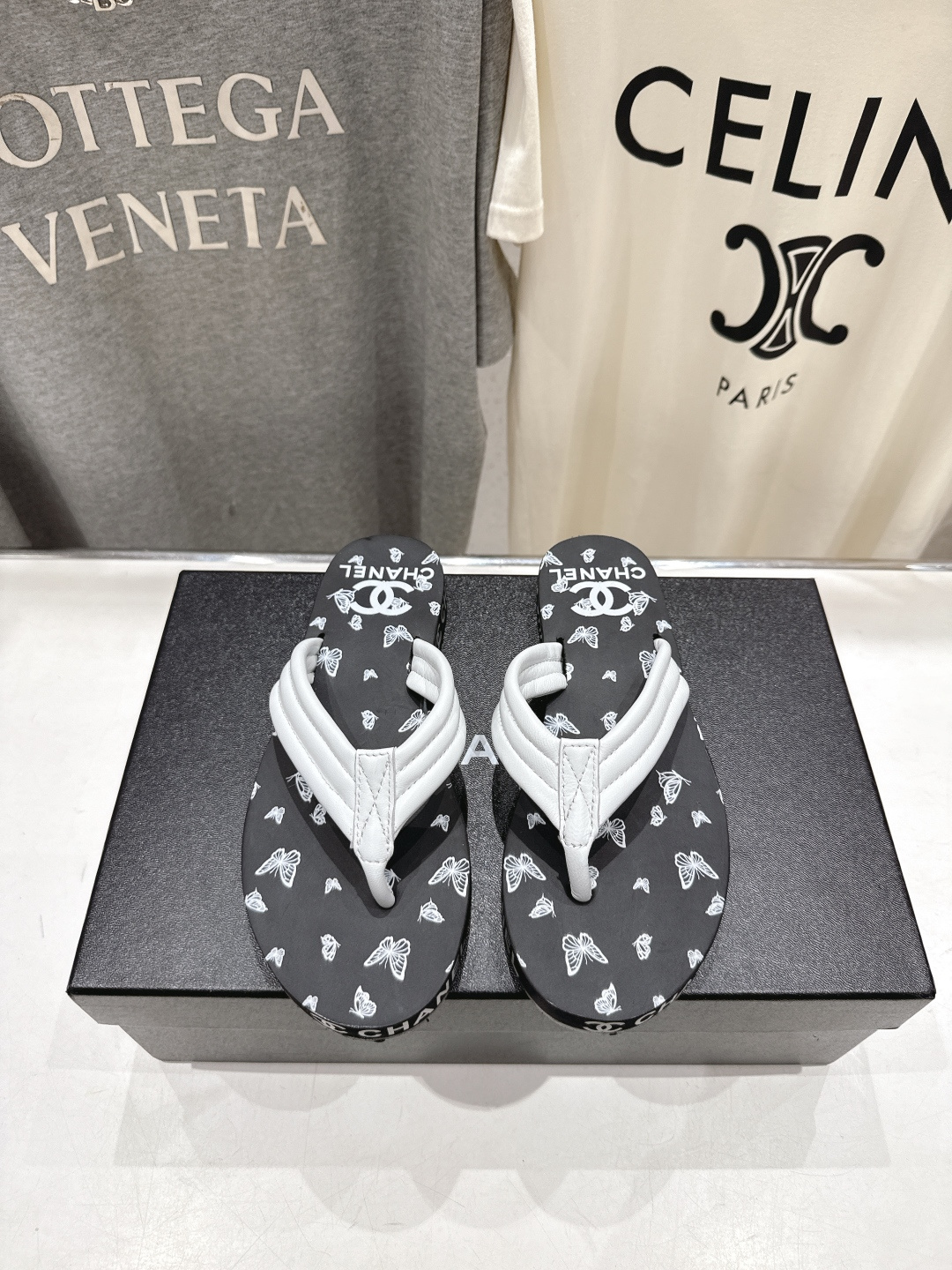 NO:757726,High version leather Chanel* Chanel F036 Xiaoxiang 2026ss summer new flip-flops beach slippers 2026 summer hot style irresistibly cute!  A pair of slippers, one summer, little jioya looks inexplicably cute!  Casual and natural, yet highlighting the brand's characteristics, full of high-end sense... Fabric original custom cowhide sole original molded outsole Size: 35-39 (40.41.42 custom-made non-returnable), split-toe shoes, chanel, chanel, slippers, cowhide19860909高版本 皮面 Chanel*香奈儿F036 小香2026ss夏季新款人字拖夹脚沙滩拖鞋 2026夏季爆款无法抗拒的可爱！ 一双拖鞋 一个夏天 穿上小jio丫莫名的可爱 ！随性自然,又彰显品牌特色,满满的高级感... 面料原版定制牛皮 鞋底原版开模大底 Size:35-39（40.41.42订做不退换）,分趾鞋,chanel,chanel,slippers,cowhide,Women's Shoes