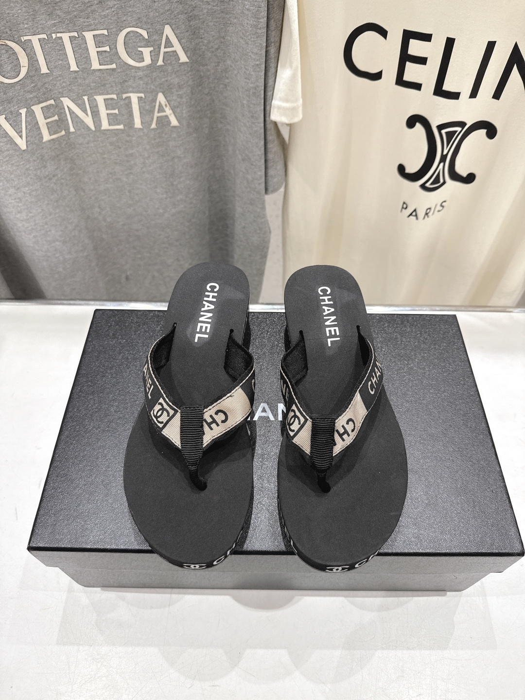 NO:757733,High version Chanel*Chanel F036 Xiaoxiang 2026ss new summer flip-flops flip-flops beach slippers 2026 summer hot style irresistibly cute!  A pair of slippers, one summer, little jioya looks inexplicably cute!  Casual and natural, but also highlighting the brand characteristics, full of high-end sense... Fabrics original custom fabrics soles original molded outsole Size: 35-39 (40.41.42 custom-made non-returnable), split-toe shoes, chanel, chanel, slippers19860909高版本  Chanel*香奈儿F036 小香2026ss夏季新款人字拖夹脚沙滩拖鞋 2026夏季爆款无法抗拒的可爱！ 一双拖鞋 一个夏天 穿上小jio丫莫名的可爱 ！随性自然,又彰显品牌特色,满满的高级感... 面料原版定制布料 鞋底原版开模大底 Size:35-39（40.41.42订做不退换）,分趾鞋,chanel,chanel,slippers,Women's Shoes