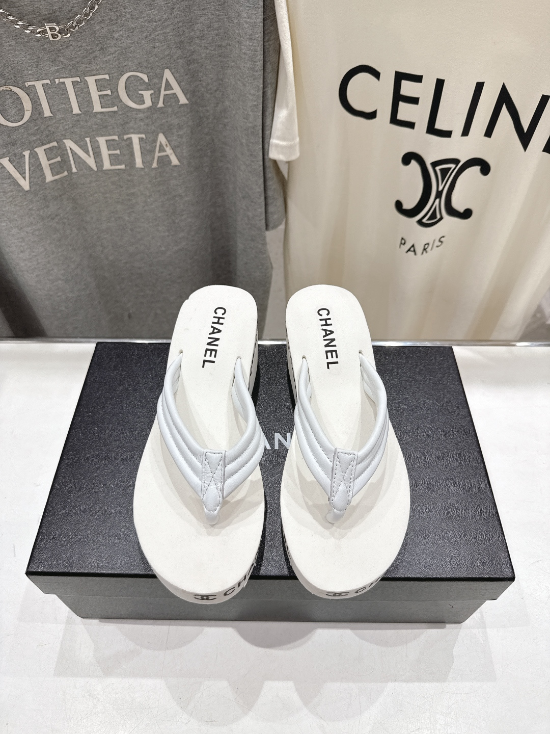 NO:757740,High version leather Chanel* Chanel F036 Xiaoxiang 2026ss summer new flip-flops beach slippers 2026 summer hot style irresistibly cute!  A pair of slippers, one summer, little jioya looks inexplicably cute!  Casual and natural, yet highlighting the brand's characteristics, full of high-end sense... Fabric original custom cowhide sole original molded outsole Size: 35-39 (40.41.42 custom-made non-returnable), split-toe shoes, chanel, chanel, slippers, cowhide19860909高版本 皮面 Chanel*香奈儿F036 小香2026ss夏季新款人字拖夹脚沙滩拖鞋 2026夏季爆款无法抗拒的可爱！ 一双拖鞋 一个夏天 穿上小jio丫莫名的可爱 ！随性自然,又彰显品牌特色,满满的高级感... 面料原版定制牛皮 鞋底原版开模大底 Size:35-39（40.41.42订做不退换）,分趾鞋,chanel,chanel,slippers,cowhide,Women's Shoes