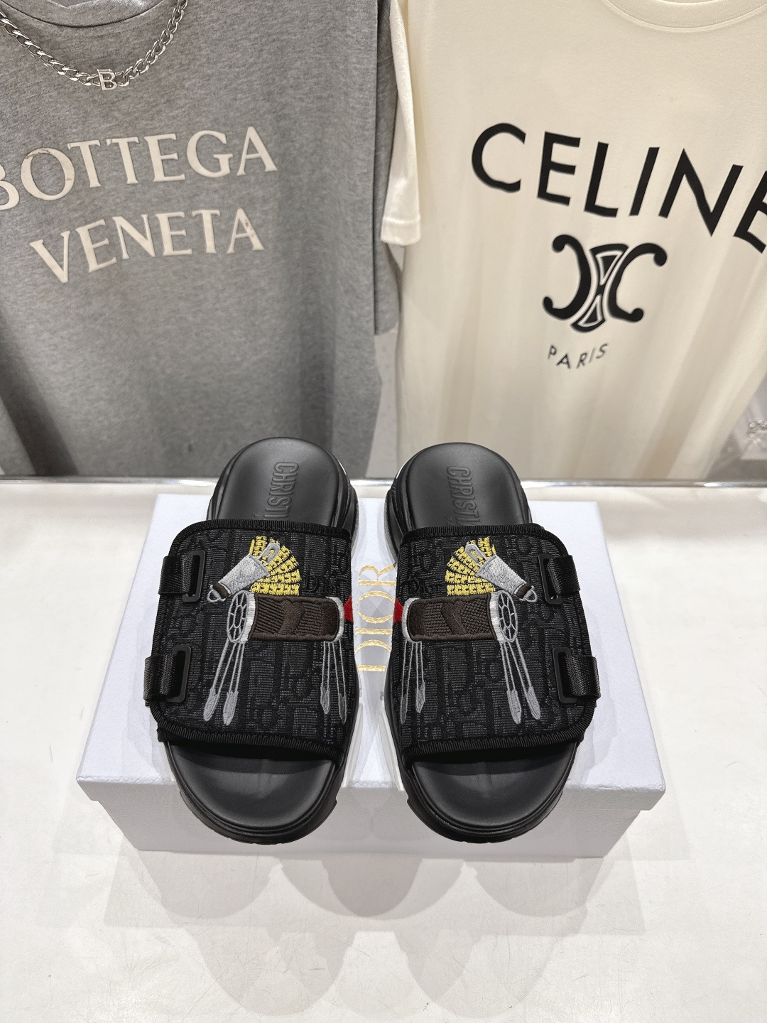 NO:757754,High version [high quality] Dior* Dior D house F019 2026ss summer new thick-soled Velcro beach slippers ~ Classic version with an insole that fits the foot shape, made of extra light and comfortable special fabrics. The upper straps are closed with Velcro, and the beautifully embroidered upper can be matched with various styles to show modern style. 100% comfortable!  Super good-looking on the feet, super versatile. Original imported embroidered upper. Imported sheepskin lining. Original TPU non-slip outsole. YB pattern. Complete package. Size 35-39 (40.41 custom-made, non-refundable), slippers, dior, dior, dior, slippers, sheepskin.19860909高版本【高品质】Dior*迪奥D家F019 2026ss夏季新款厚底魔术贴沙滩拖鞋～ 经典版型 搭配贴合脚型的内底,采用格外轻盈、舒适的特殊面料制作.鞋面饰带采用魔术贴开合,精美刺绣鞋面,可搭配各式造型,彰显摩登风范.舒适度百分百！上脚超好看,超百搭 鞋面原版进口刺绣鞋面 内里进口羊皮 大底原版TPU防滑大底 YB打版 全套包装 码数35－39(40.41订做不退换),拖鞋,dior,dior,dior,slippers,sheepskin,Women's Shoes