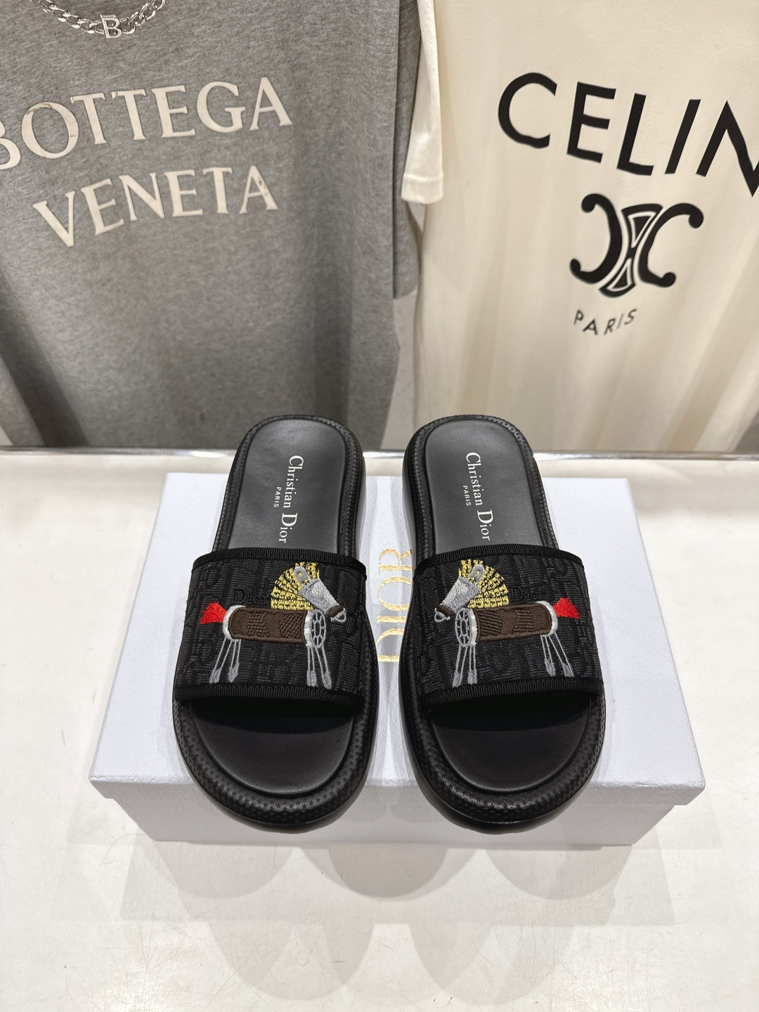 NO:757762,High version [high quality] Dior* Dior D house F019 2026ss new summer thick-soled beach slippers~ Classic version with an insole that fits the foot shape, made of extra light and comfortable special fabrics, beautifully embroidered upper, can be matched with various styles, showing modern style. 100% comfortable!  Super good-looking on the feet, super versatile. Original imported embroidered upper. Imported sheepskin lining. Original TPU non-slip outsole. YB pattern. Complete package. Size 35-39 (40.41 custom-made, non-refundable), slippers, dior, dior, dior, slippers, sheepskin.19860909高版本【高品质】Dior*迪奥D家F019 2026ss夏季新款厚底沙滩拖鞋～ 经典版型 搭配贴合脚型的内底,采用格外轻盈、舒适的特殊面料制作,精美刺绣鞋面,可搭配各式造型,彰显摩登风范.舒适度百分百！上脚超好看,超百搭 鞋面原版进口刺绣鞋面 内里进口羊皮 大底原版TPU防滑大底 YB打版 全套包装 码数35－39(40.41订做不退换),拖鞋,dior,dior,dior,slippers,sheepskin,Women's Shoes