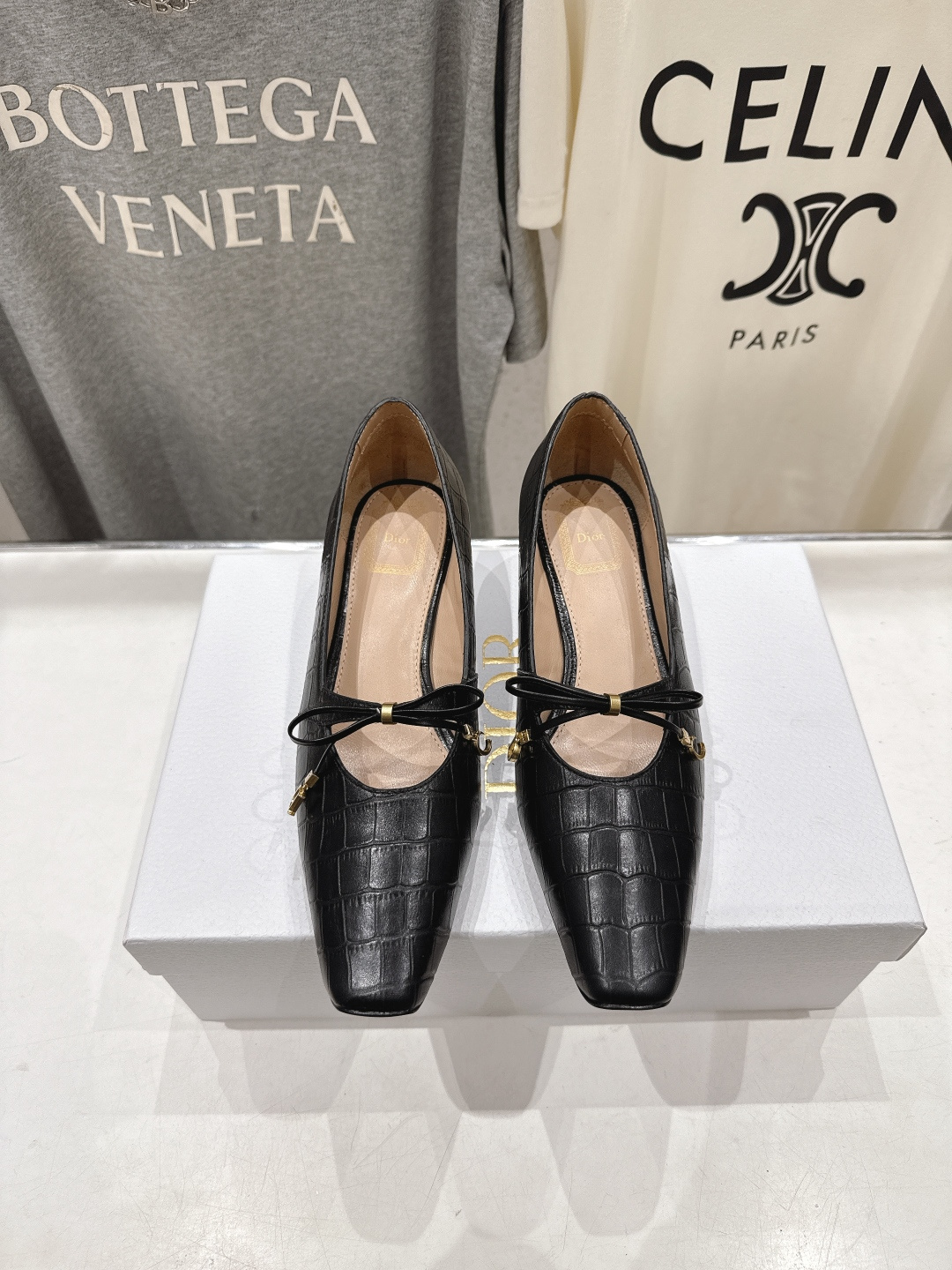 NO:757671,High version DIOR* Dior F027 D family 2026ss new small square toe Mary Jane high-heeled fashion shoes!  Top version ~ Super beautiful shoe shape, super cute on the feet, square toe design, huge elongated legs, simple yet sweet design, imported first-layer cowhide for the upper, imported sheepskin lining, genuine leather outsole imported from Italy, heel height 3.5cm, size 35-40 (40 customized), single shoes Mary Jane, dior, dior, dior, mary jane, high heels, cowhide, sheepskin, Leather soles19860909高版本  DIOR*迪奥F027 D家2026ss新款小方头玛丽珍高跟鞋时装鞋！顶级版本～ 超美的鞋型上脚超仙儿,鞋头方头设计巨拉长腿型 设计简约又不失甜美 鞋面进口头层牛皮 内里进口羊皮 大底意大利进口真皮大底 跟高3.5cm 码数35-40（40定做）,单鞋玛丽珍,dior,dior,dior,mary jane,high heels,cowhide,sheepskin,Leather soles,Women's Shoes