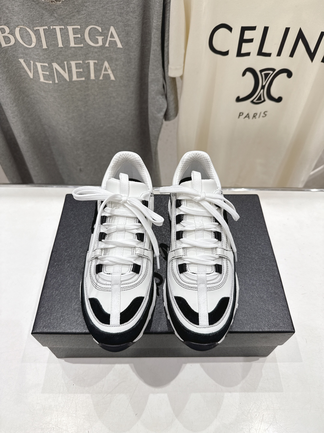 NO:757773,High version Chanel Chanel F015 Xiaoxiang 2026ss catwalk new lace-up panda shoes casual shoes white shoes sneakers biscuit shoes top version ~ original development last type, delicate and stylish, wide feet are not afraid, will not show fat feet, the feet are good-looking and comfortable!  It feels very light on the feet!  Comfortable and breathable!  Super white, really a perfect match. The upper is imported first-layer cowhide + suede cowhide. The lining is customized with breathable mesh. The outsole is an original molded combination outsole. Size35-39 (customized at 40.41), casual shoes/sports shoes, chanel, chanel, sneakers, cowhide19860909高版本  Chanel香奈儿F015 小香 2026ss走秀新款系带熊猫鞋休闲鞋小白鞋运动鞋 饼干鞋 顶级版本～原版开发楦型 秀气有型 宽脚也不怕 不会显脚肥,上脚好看又舒适！穿起来脚感非常轻盈！舒适透气！超级显白 真的是绝搭到爆炸 鞋面进口头层牛皮+反绒牛皮 内里定制透气网布 大底原版开模组合大底 Size35-39（40.41定做）,休闲鞋/运动鞋,chanel,chanel,sneakers,cowhide,Women's Shoes