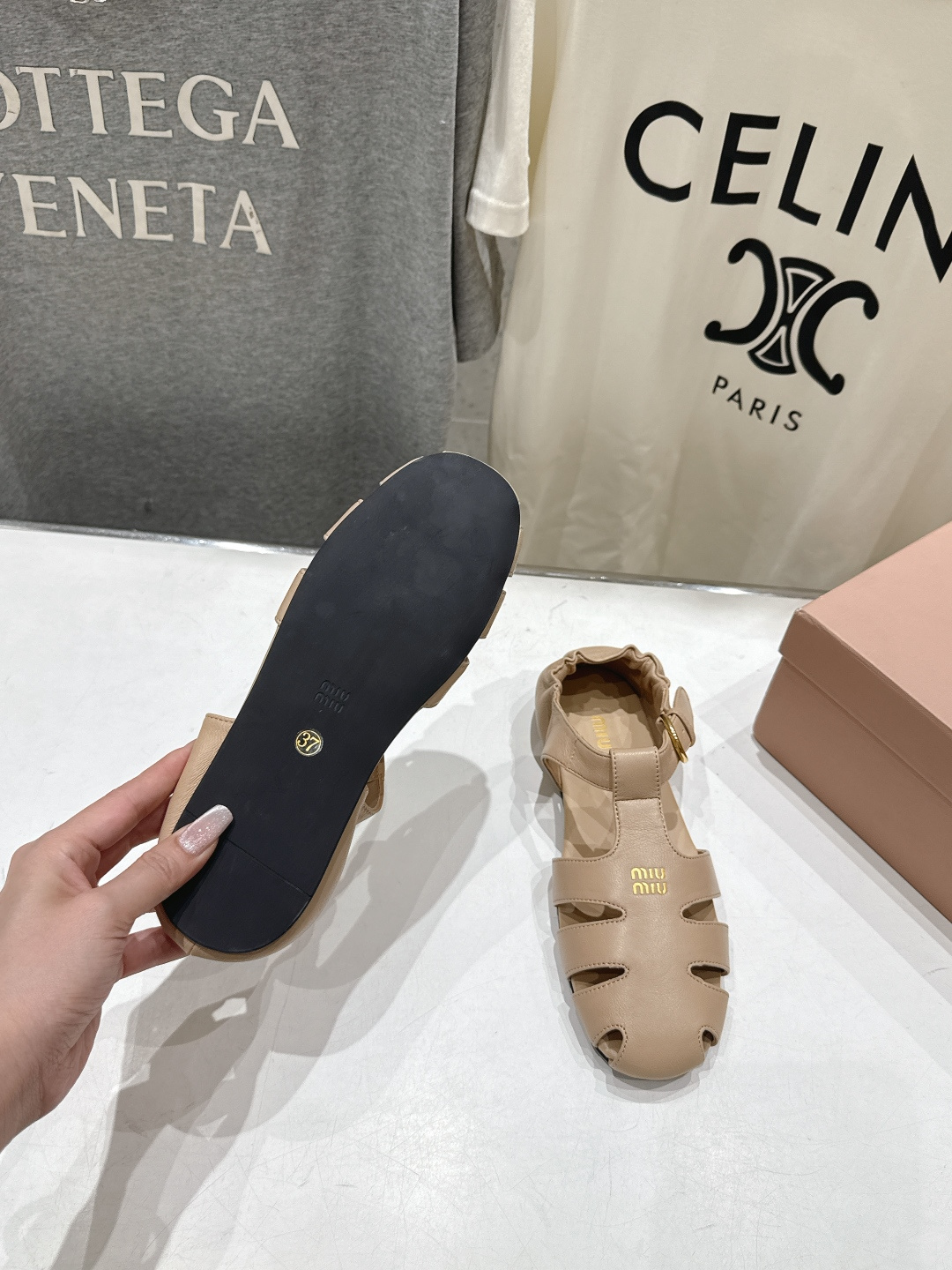 高版本出厂 MiuMiu*缪缪F033 2026ss夏季新款平底羊皮复古风凉鞋拖鞋Zp开发 原版拆卸，细
