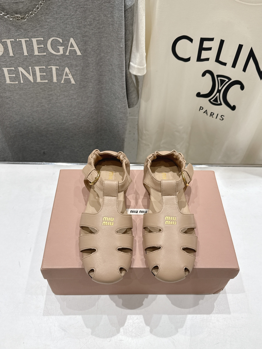 NO:760174,High version MiuMiu*Miu Miu F033 2026ss summer new flat sheepskin retro style sandals and slippers Zp developed original disassembly, detailed version matching and instantly beat the ordinary version on the market, miumiu is really too girly!  The leather is super soft and comfortable!  The upper is made of imported lambskin, the lining is sheepskin, the sole is original rubber outsole, the size is 35-39 (40 and 41 are custom-made and cannot be returned or exchanged), sandals, miumiu, sandals, slippers, sheepskin19860909高版本  MiuMiu*缪缪F033 2026ss夏季新款平底羊皮复古风凉鞋拖鞋 Zp开发 原版拆卸,细节对版秒杀市面普通版本,miumiu真的太少女啦！皮质超级软糯 舒适度超高！ 鞋面对版进口小羊皮 内里羊皮内里 鞋底原版橡胶大底 码数35-39（40 41订做不退换）,凉鞋,miumiu,sandals,slippers,sheepskin,Women's Shoes