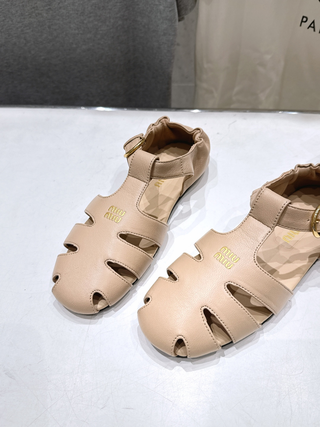 高版本出厂 MiuMiu*缪缪F033 2026ss夏季新款平底羊皮复古风凉鞋拖鞋Zp开发 原版拆卸，细