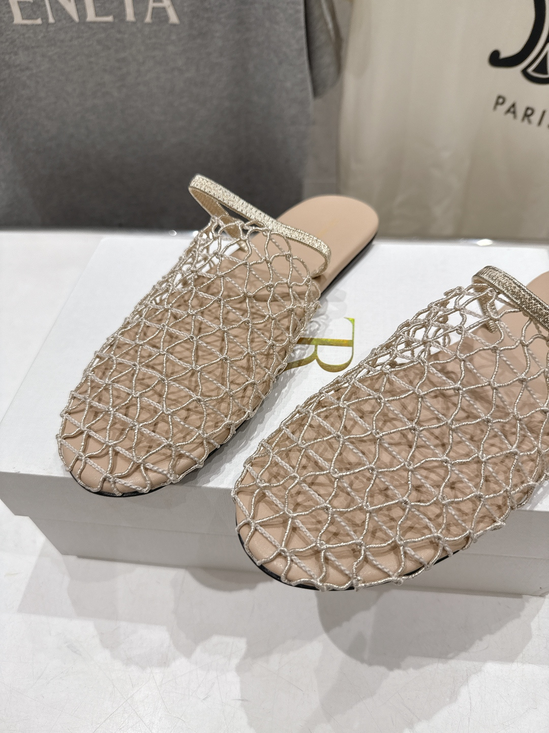 高版本出厂 The Row 2026ss夏日新款绳索编织镂空平底凉鞋舒适百搭 复古编织镂空设计 鞋口处超