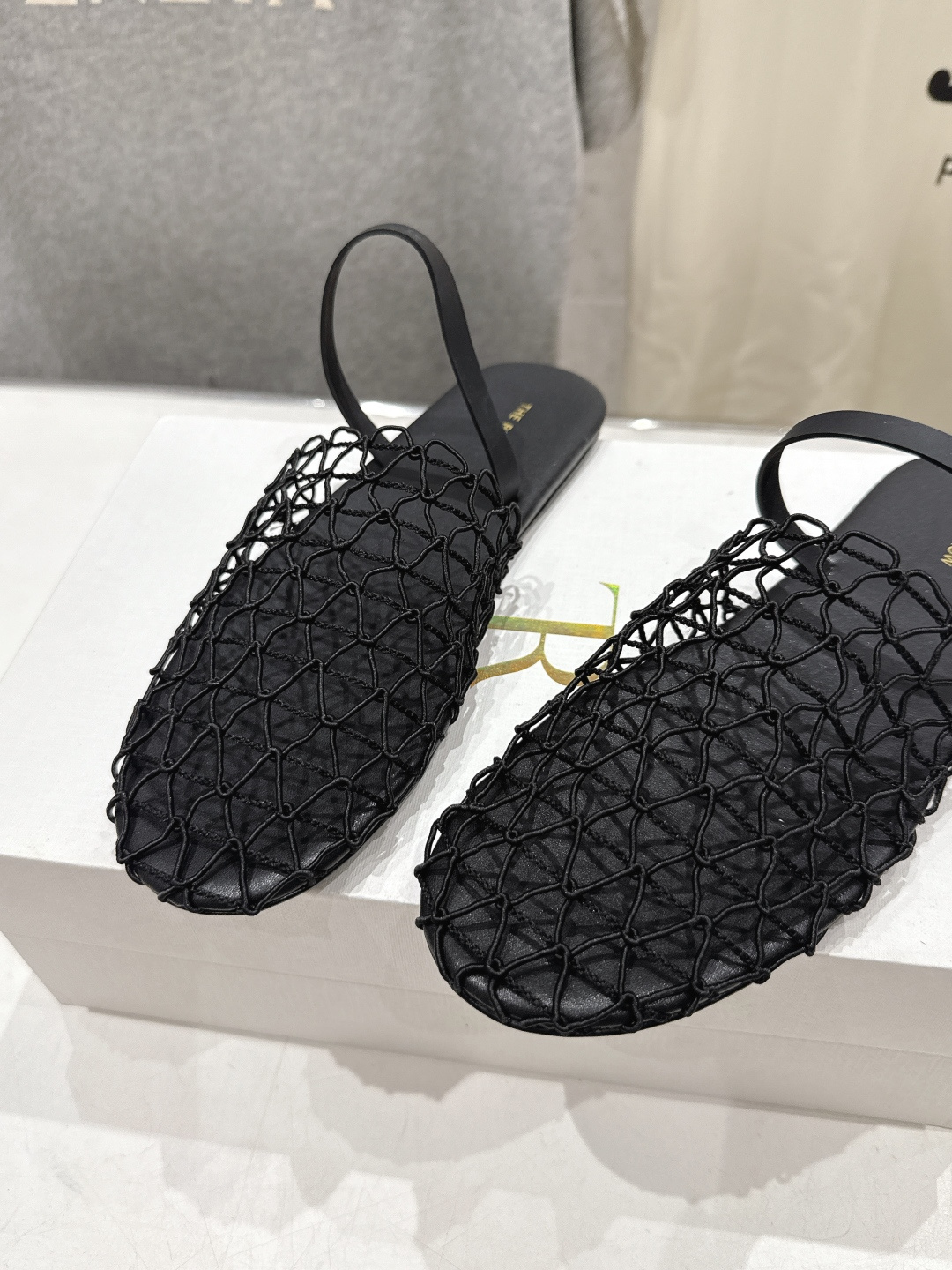 高版本出厂 The Row 2026ss夏日新款绳索编织镂空平底凉鞋舒适百搭 复古编织镂空设计 鞋口处超