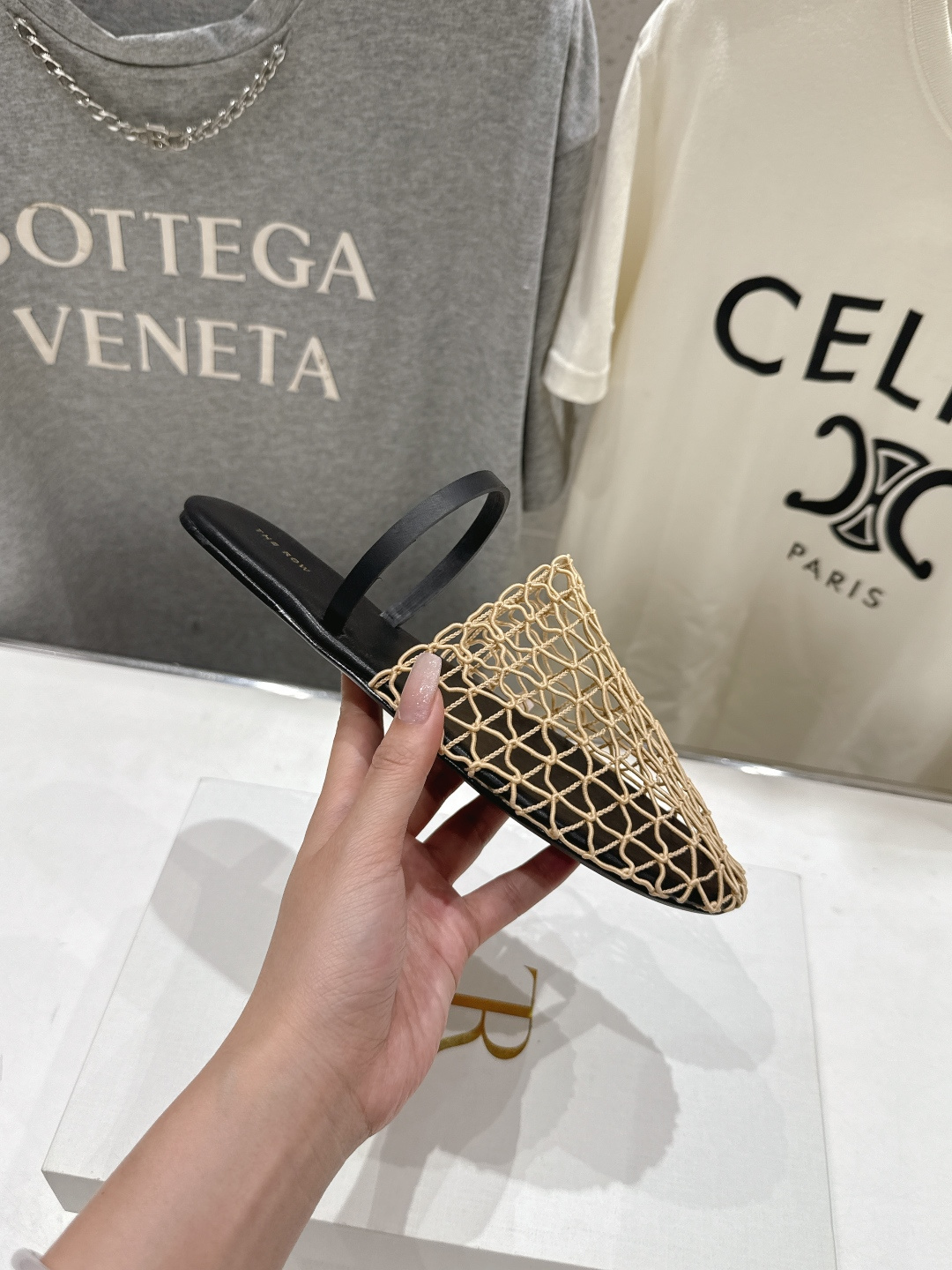 高版本出厂 The Row 2026ss夏日新款绳索编织镂空平底凉鞋舒适百搭 复古编织镂空设计 鞋口处超