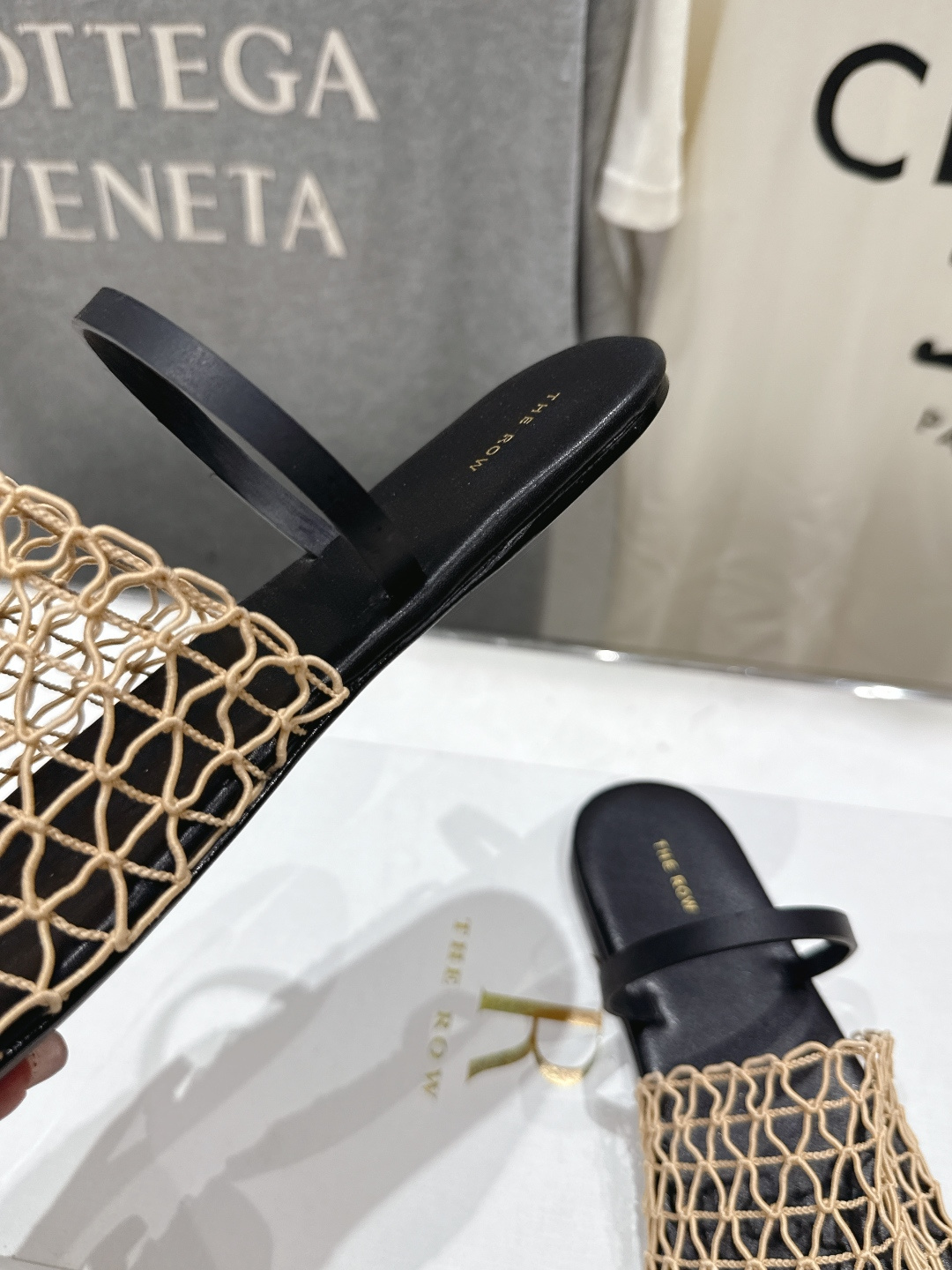 高版本出厂 The Row 2026ss夏日新款绳索编织镂空平底凉鞋舒适百搭 复古编织镂空设计 鞋口处超