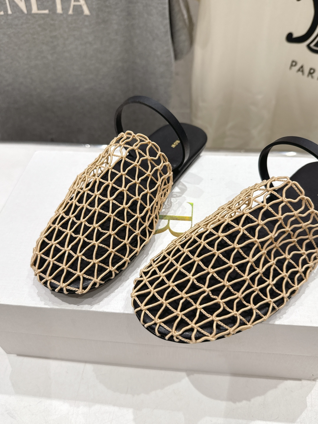 高版本出厂 The Row 2026ss夏日新款绳索编织镂空平底凉鞋舒适百搭 复古编织镂空设计 鞋口处超